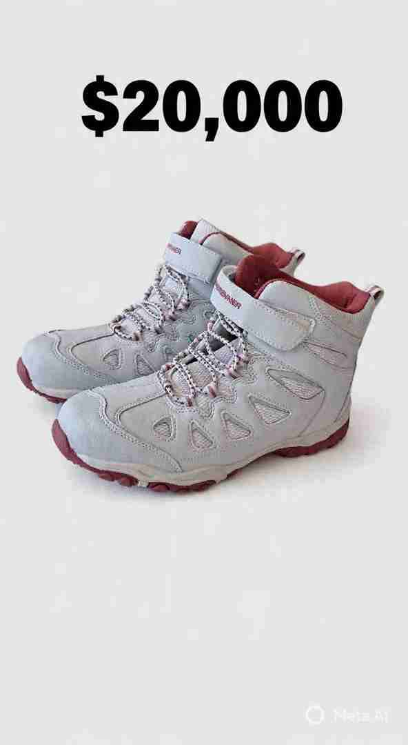 Zapatillas /Bototos de montaña blancas - 1