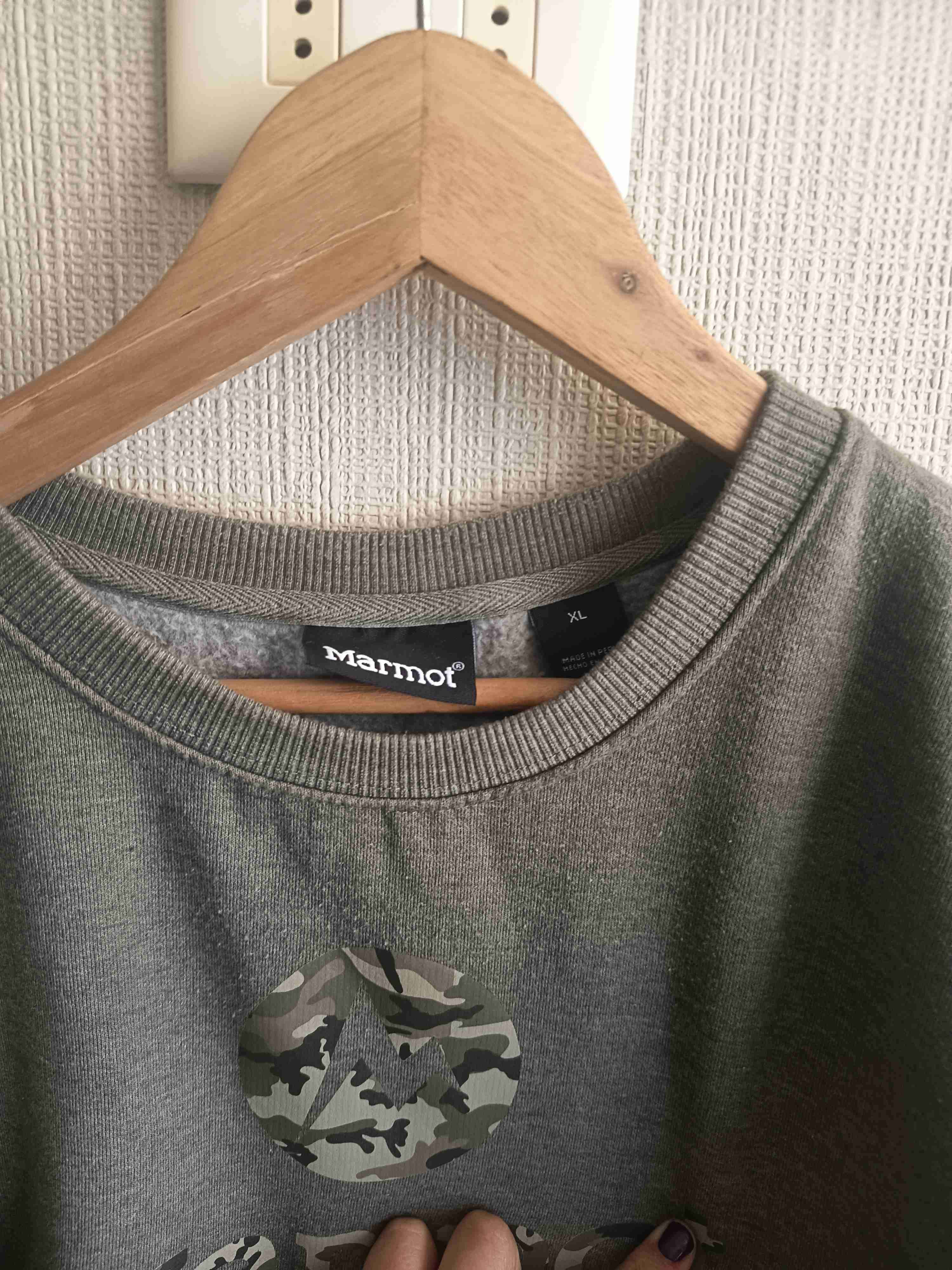 Poleron verde musgo  con diseño camuflaje - miniatura 2