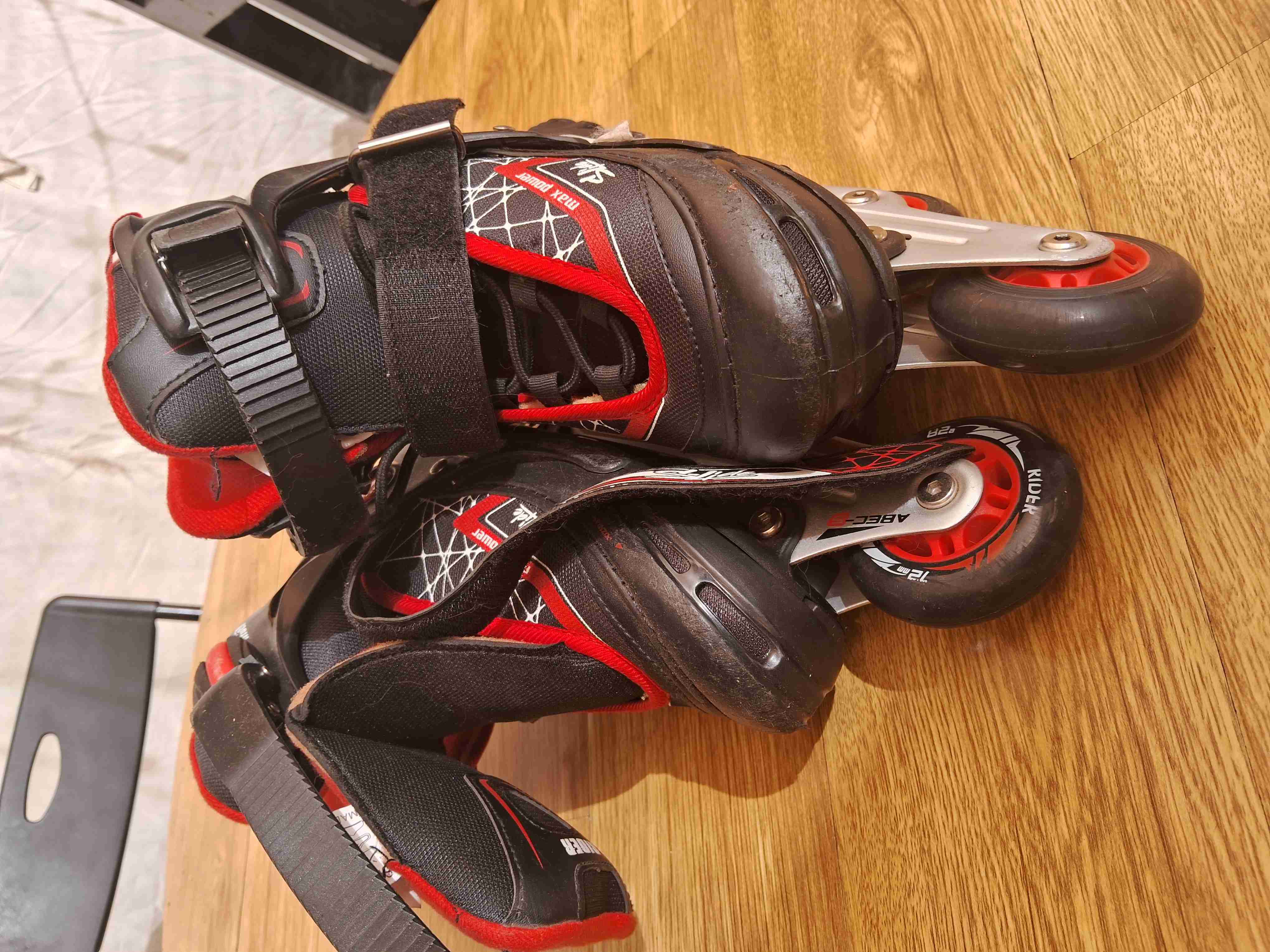 Patines en línea negros y rojos - miniatura 1