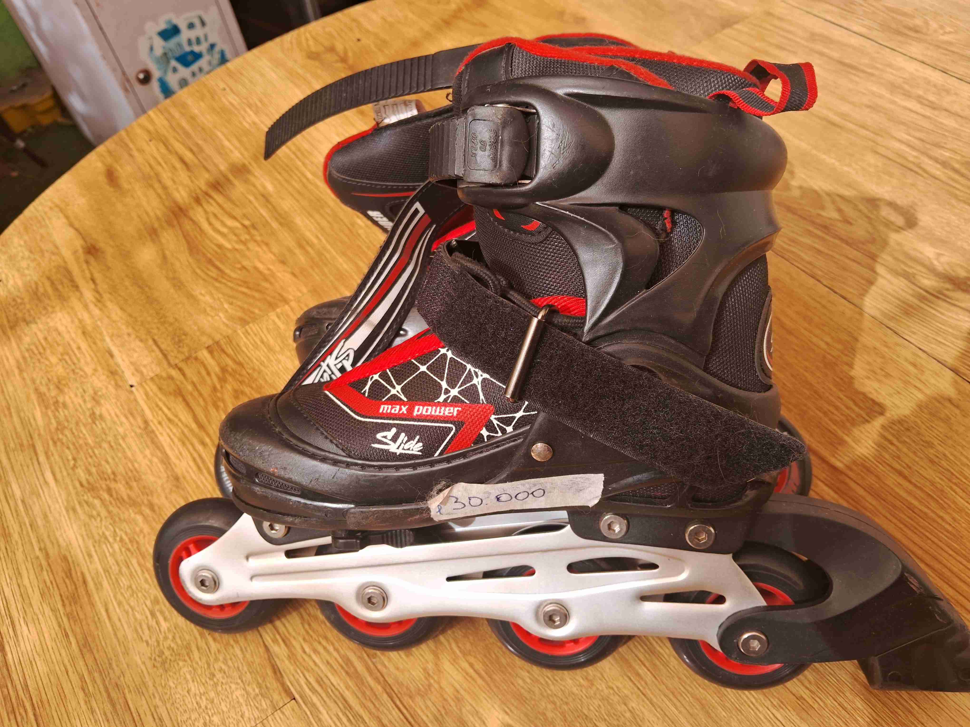 Patines en línea negros y rojos - miniatura 2
