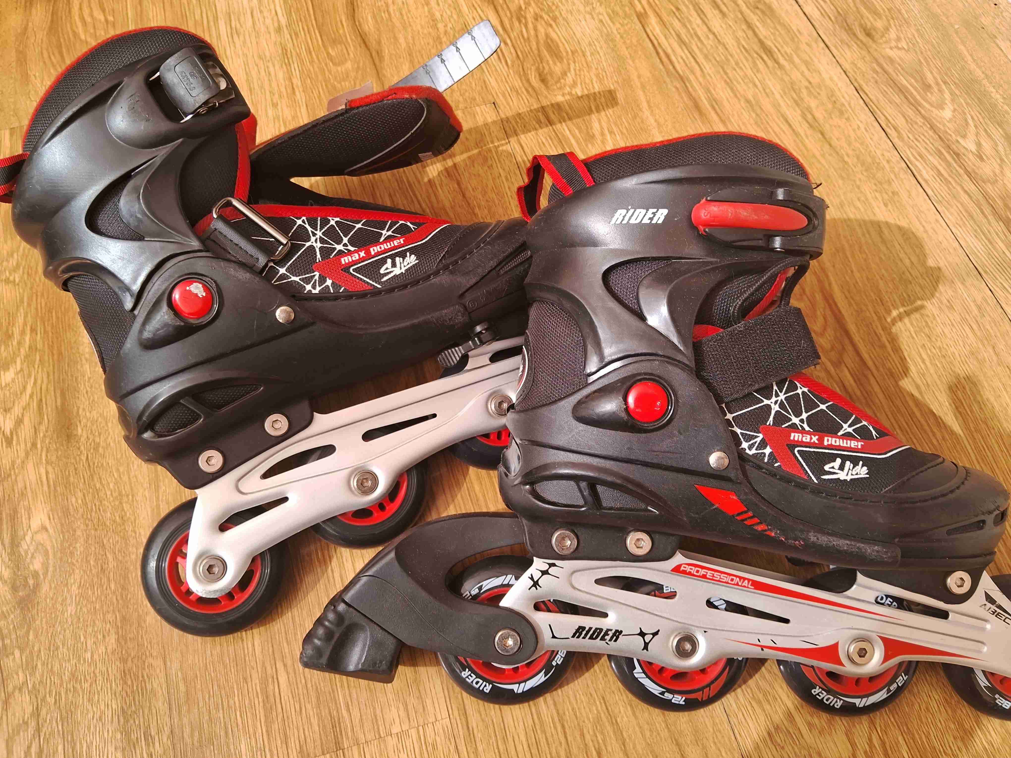 Patines en línea negros y rojos - miniatura 3