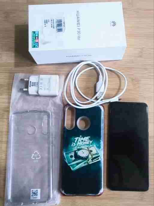 Huawei P30 lite con accesorios - miniatura 1