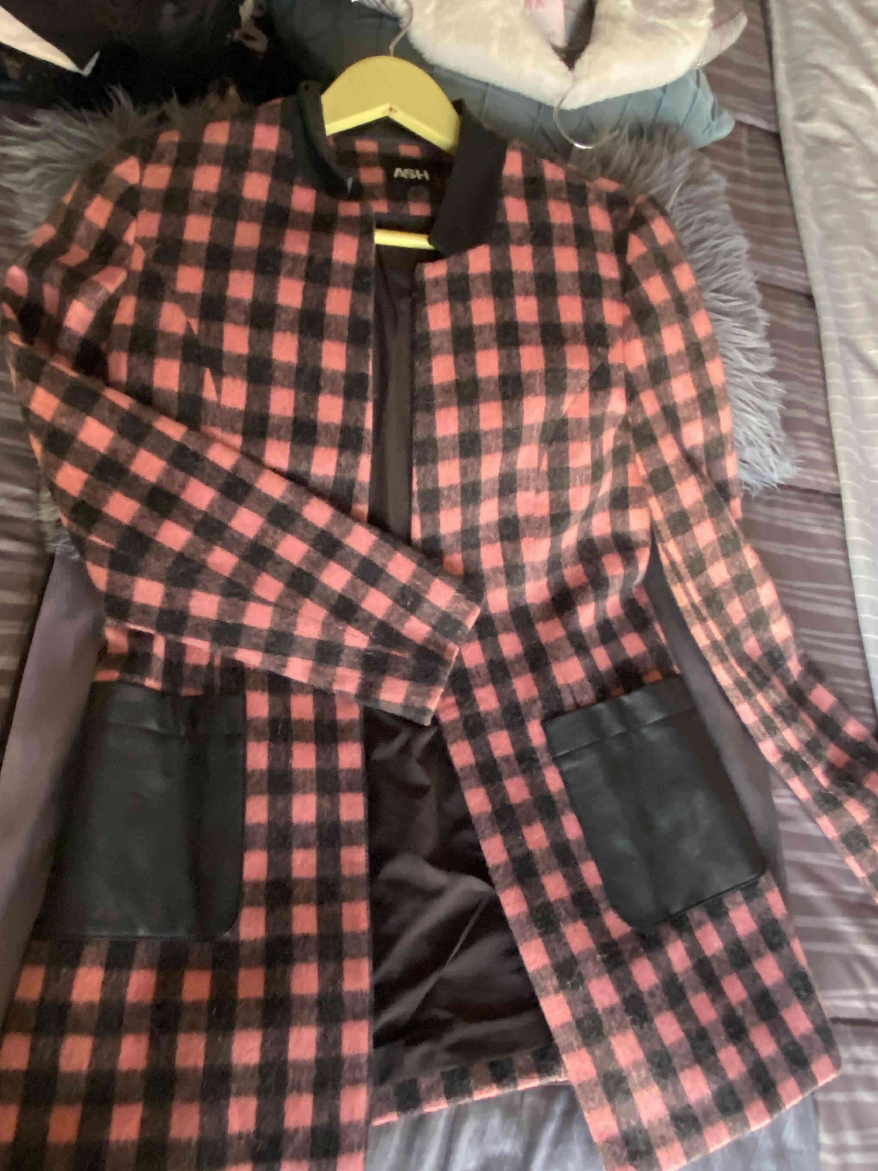 Abrigo cuadros negro y rosa - miniatura 1