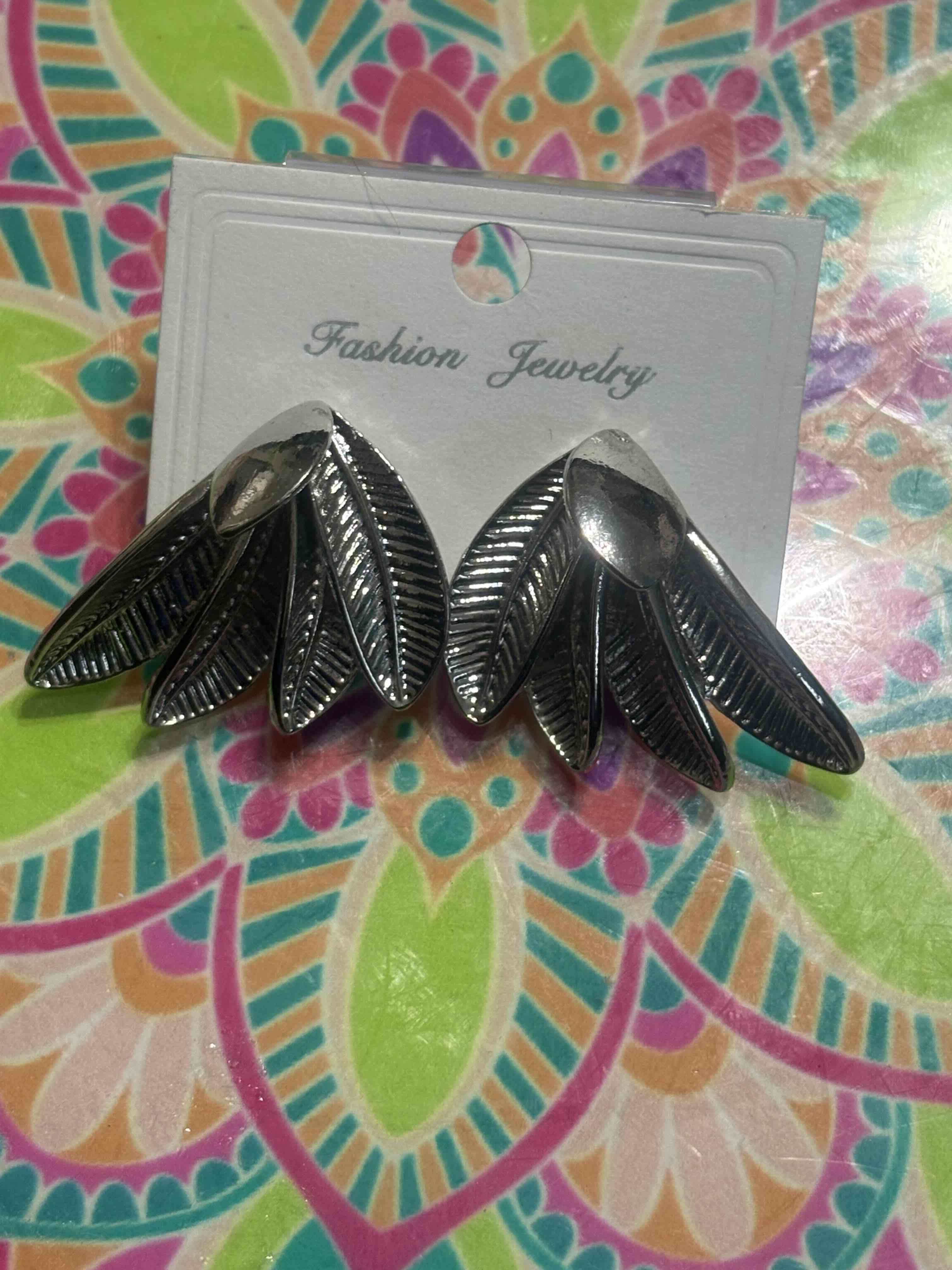 Aros plateados diseño hoja