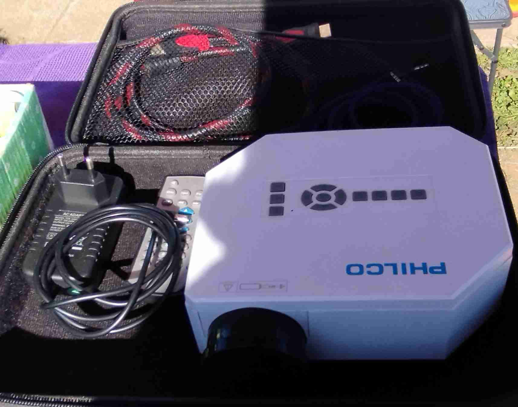 Proyector Philco con accesorios