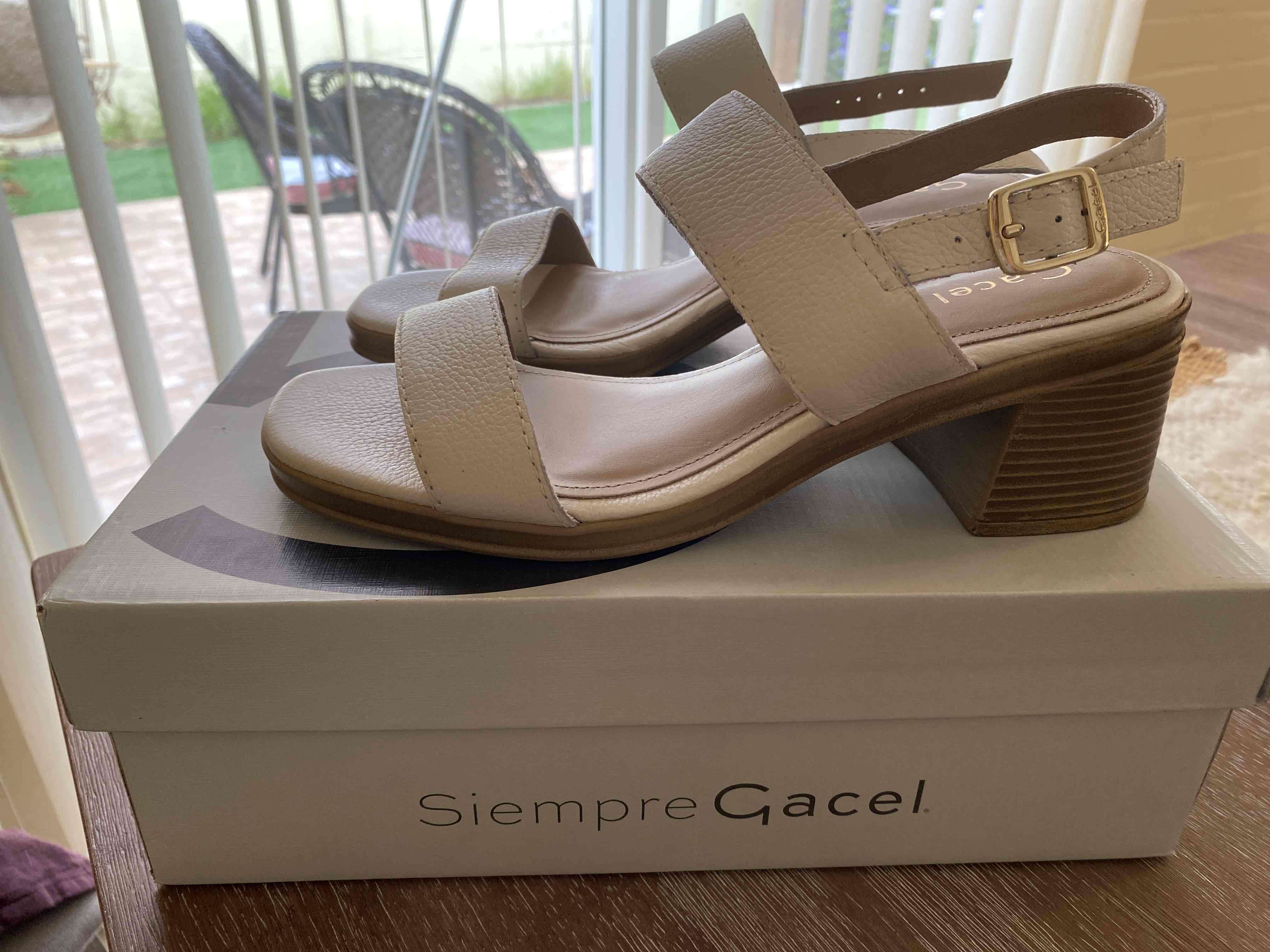 Sandalias beige con taco Siempre Gacel - miniatura 4