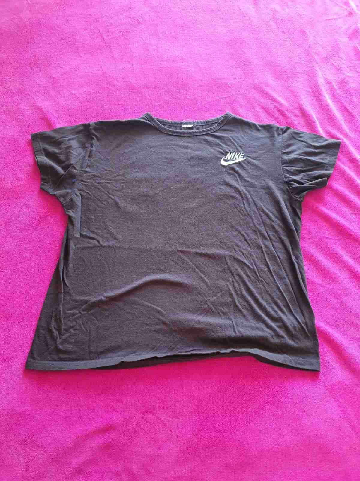 Polera cafe Nike bordada oversize