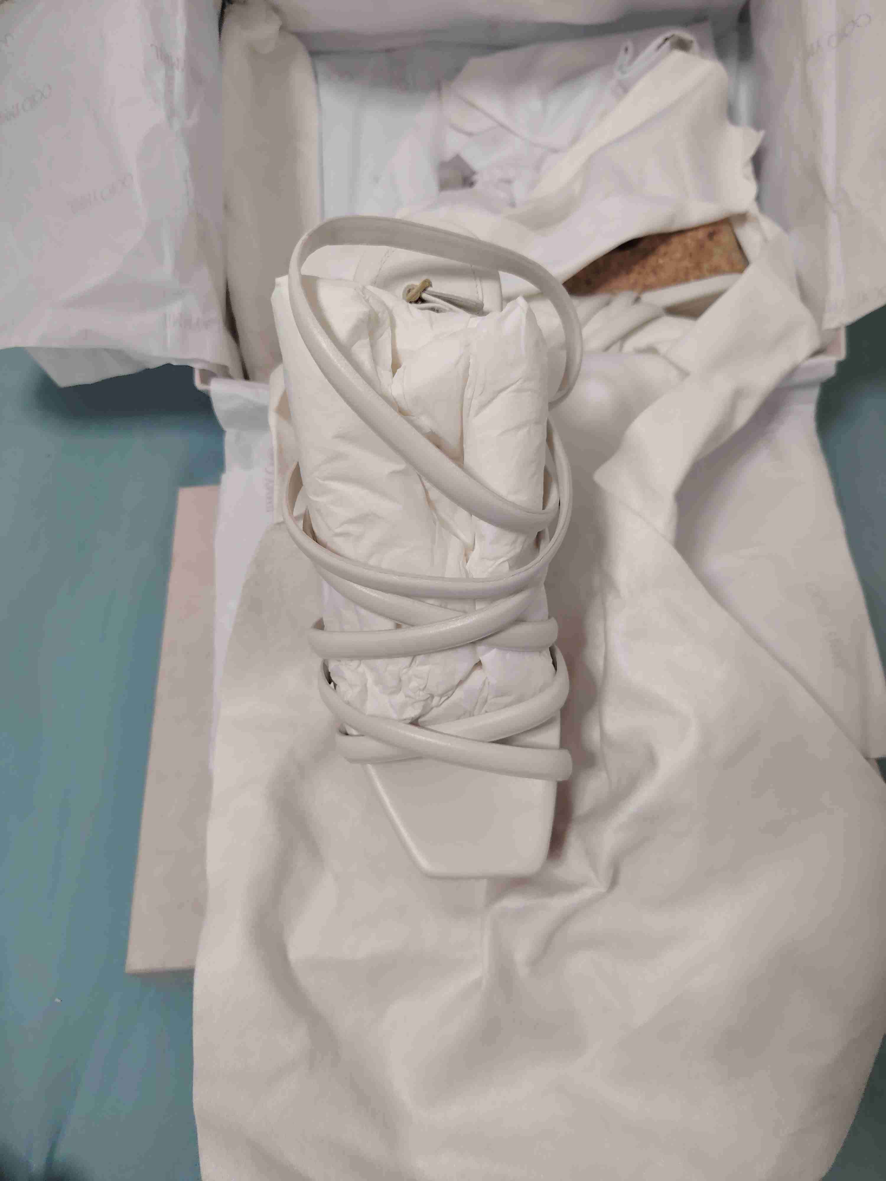 Sandalias blancas de tacón alto jimmy shoo - miniatura 5