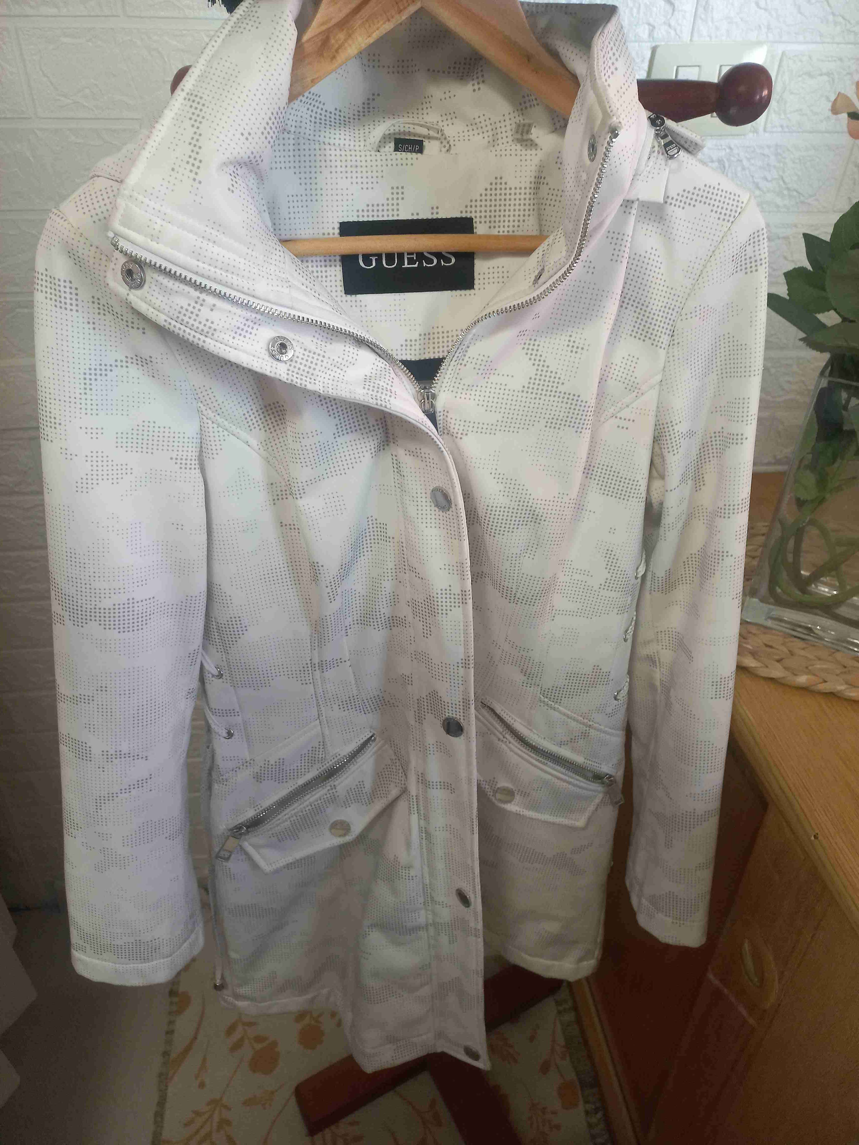 Chaqueta blanca Guess estampada - 1