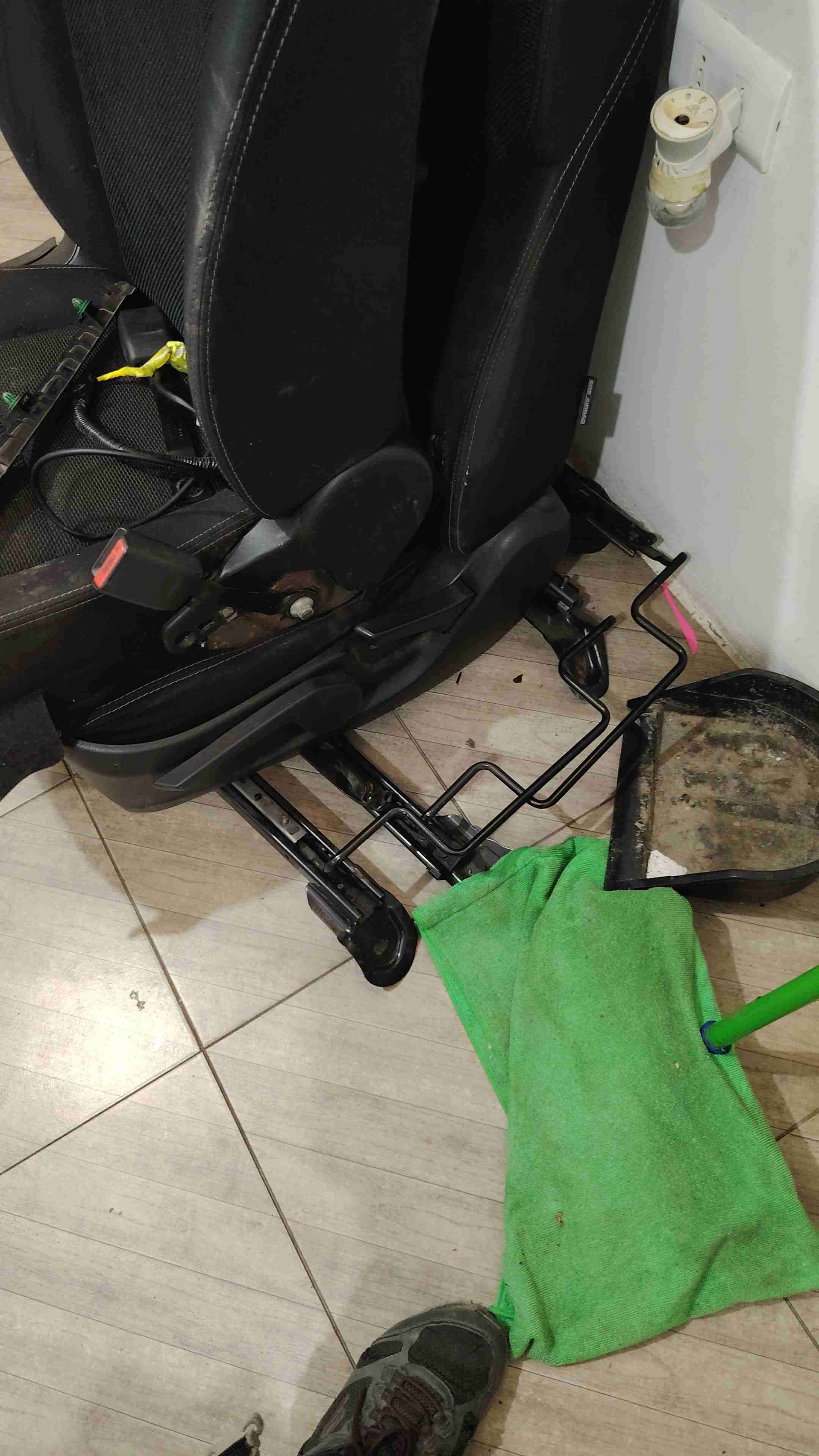 Asiento de auto negro subaru - miniatura 1