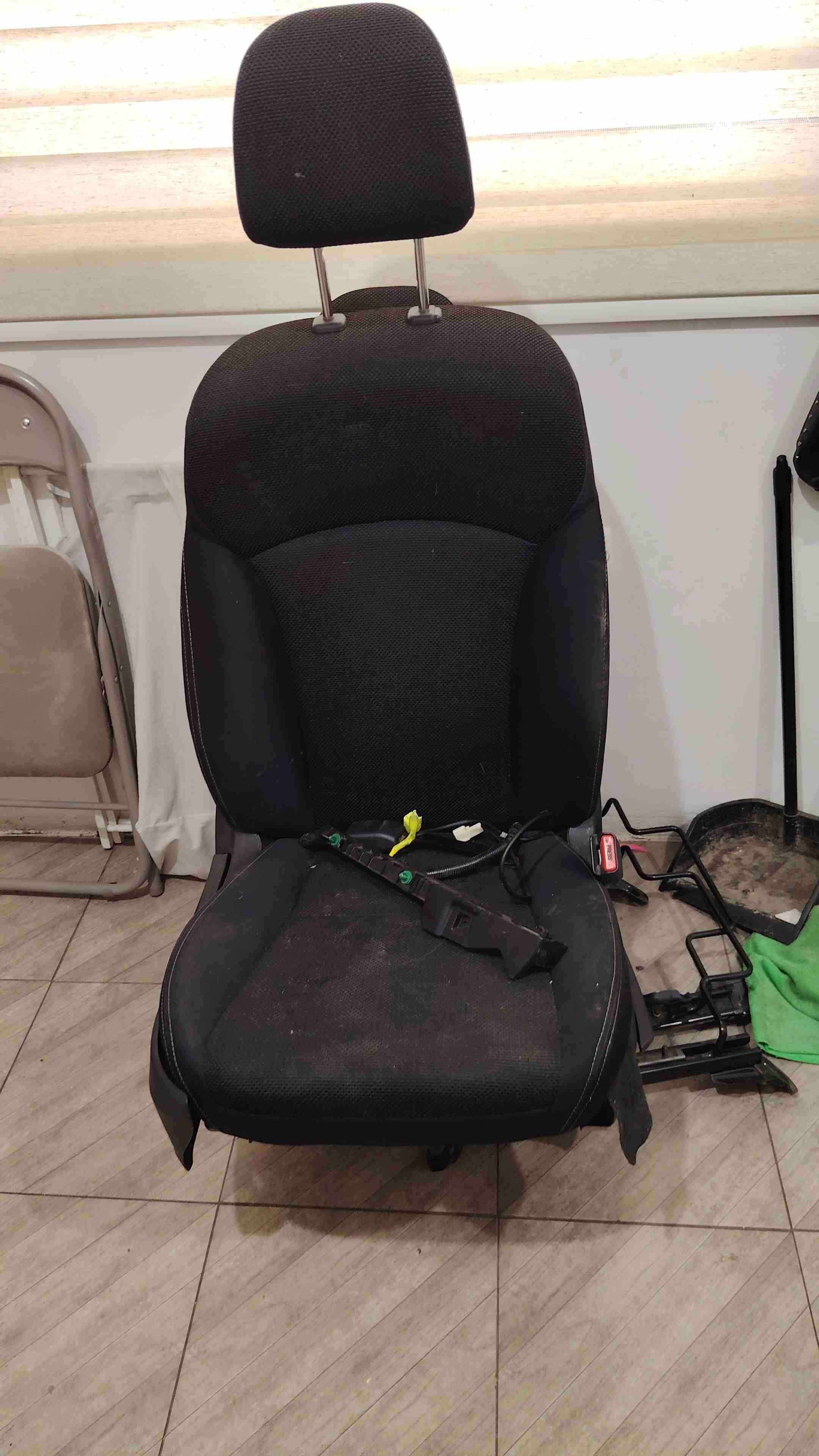 Asiento de auto negro subaru - miniatura 2