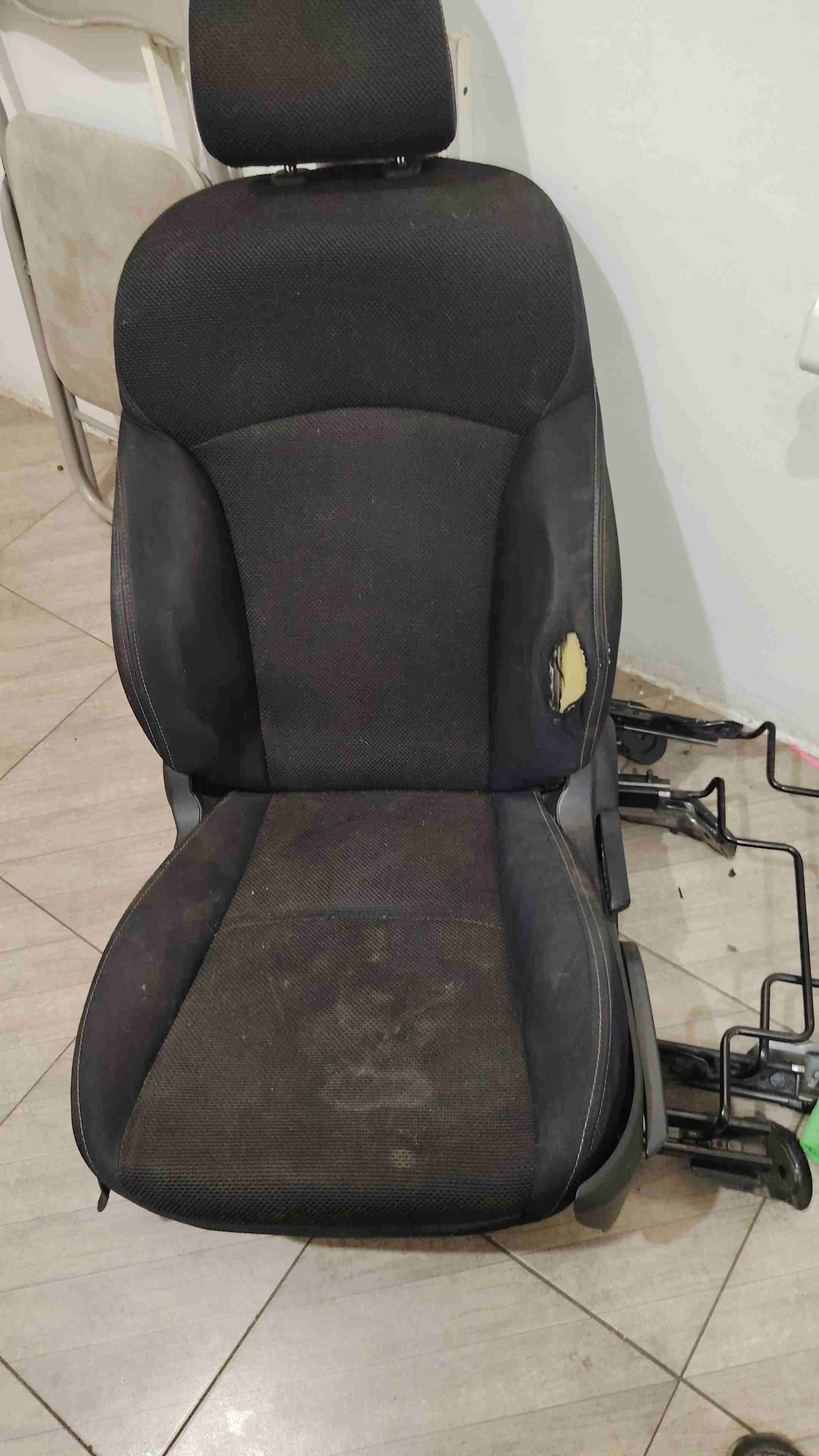 Asiento de auto negro subaru - miniatura 3