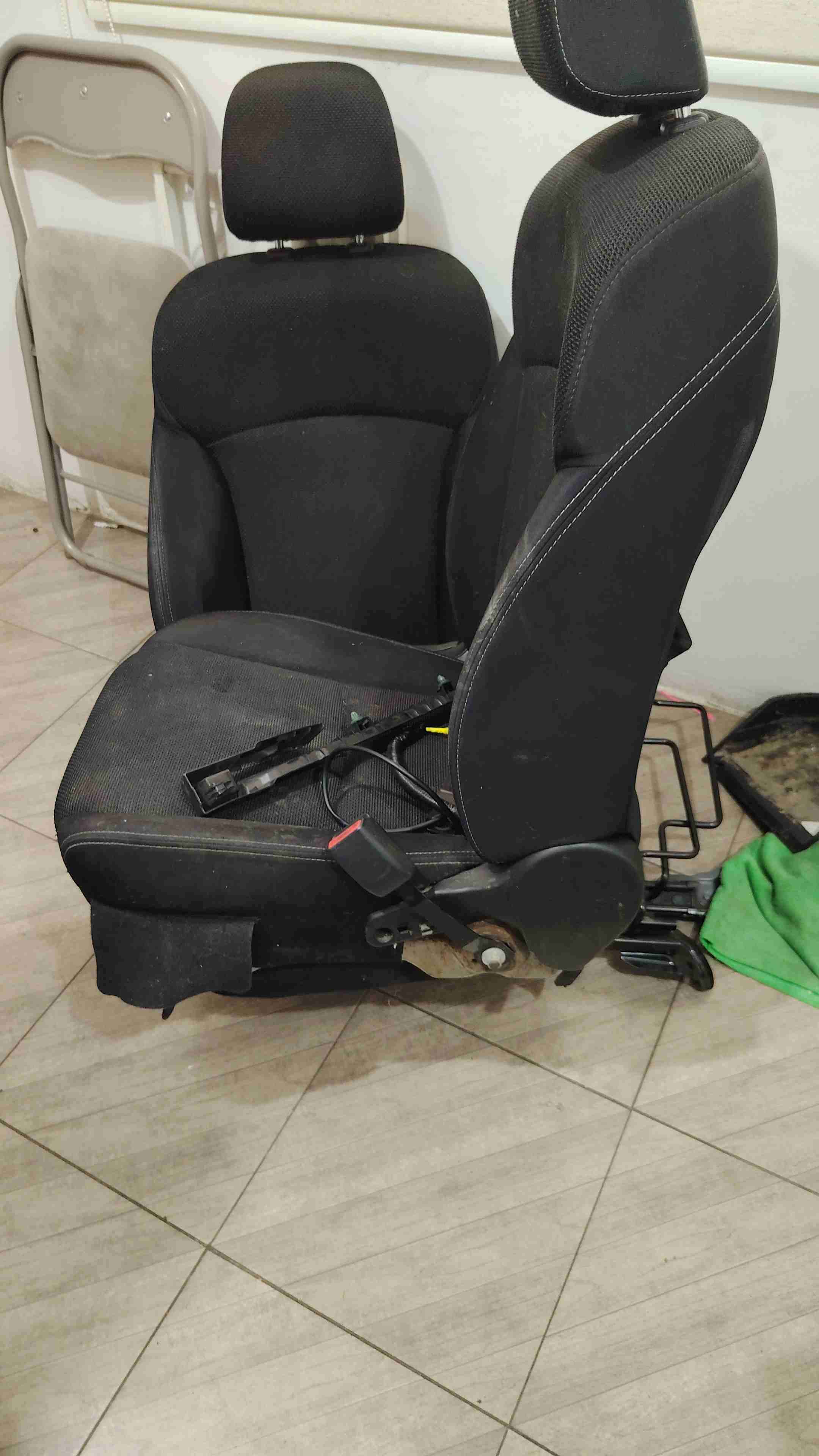 Asiento de auto negro subaru - miniatura 4
