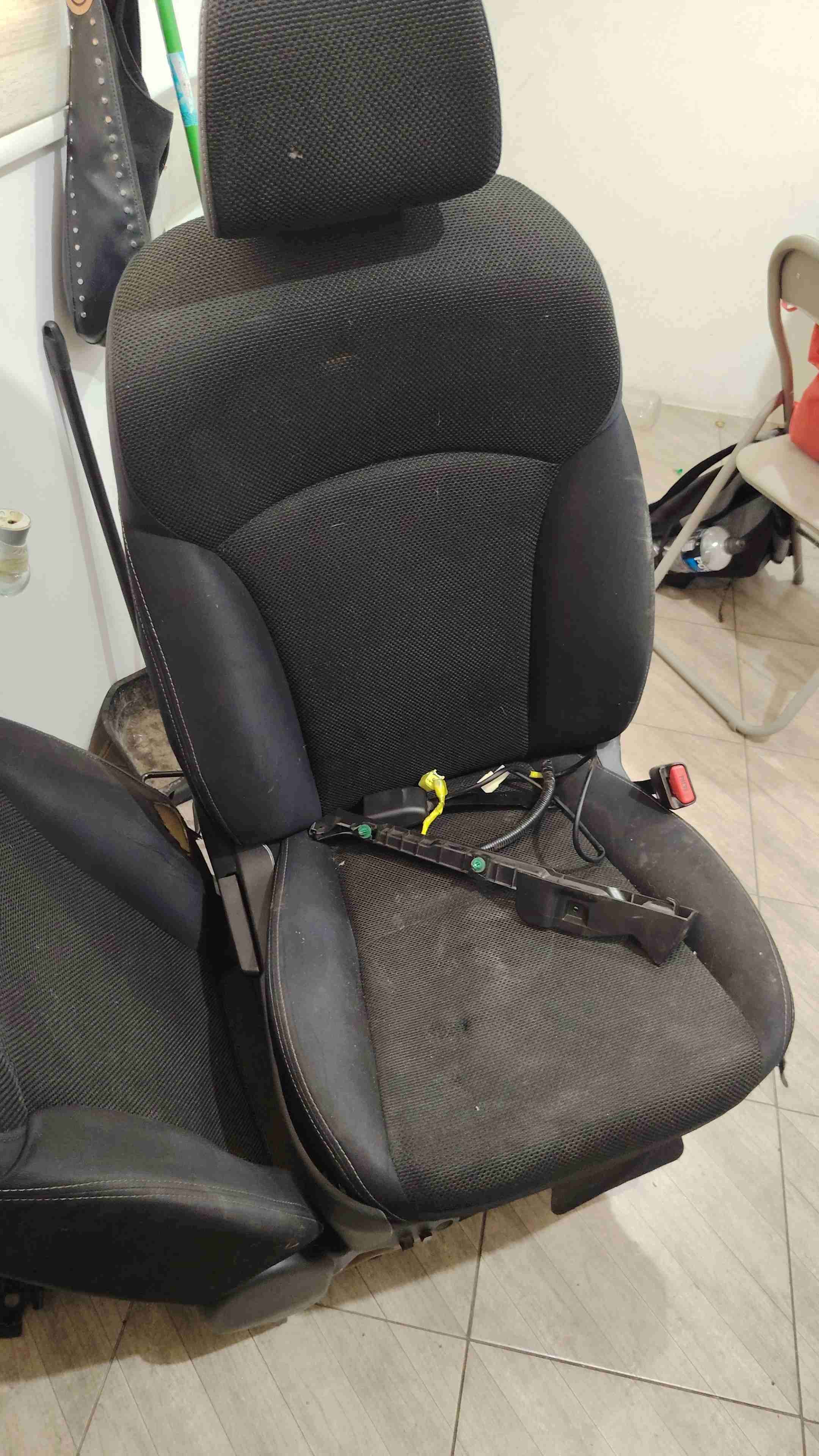 Asiento de auto negro subaru - miniatura 5
