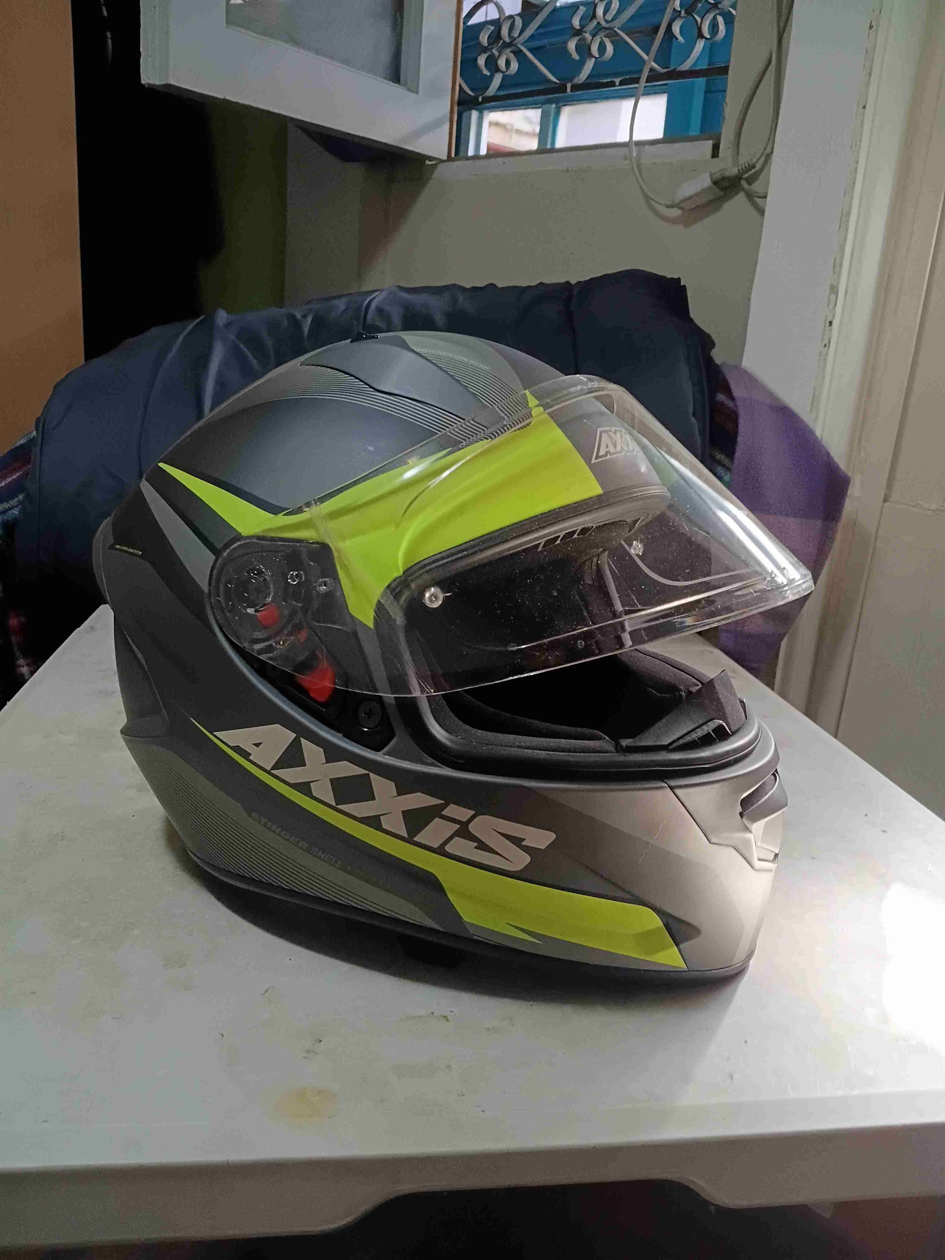 Casco de moto Axxis gris y amarillo