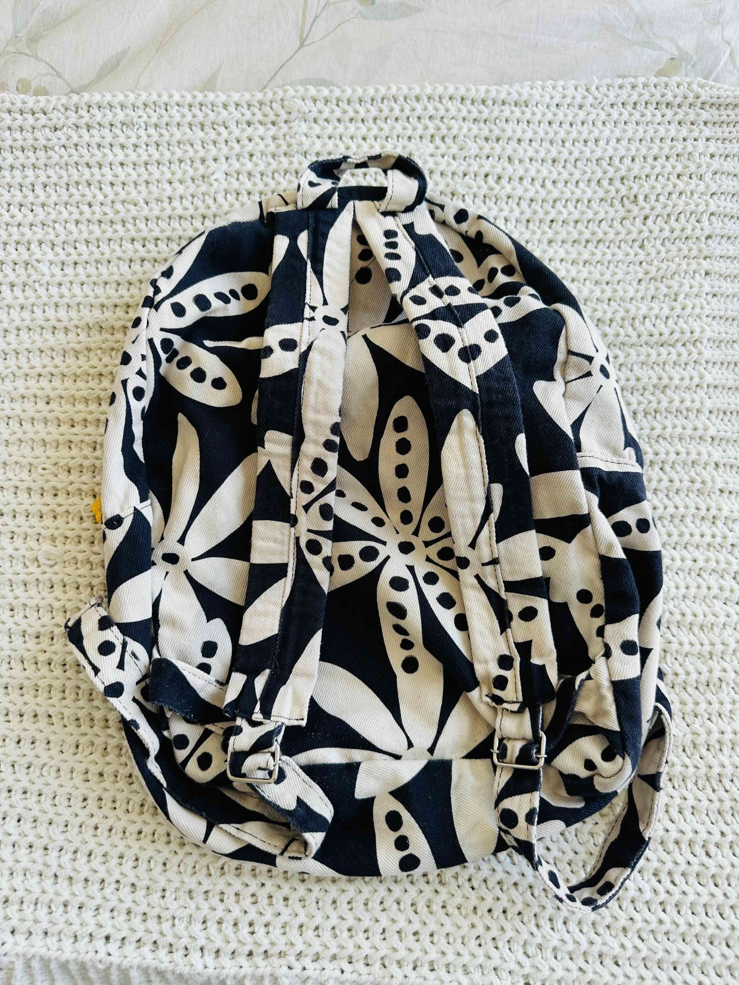 Mochila estampada en negro y blanco - miniatura 2