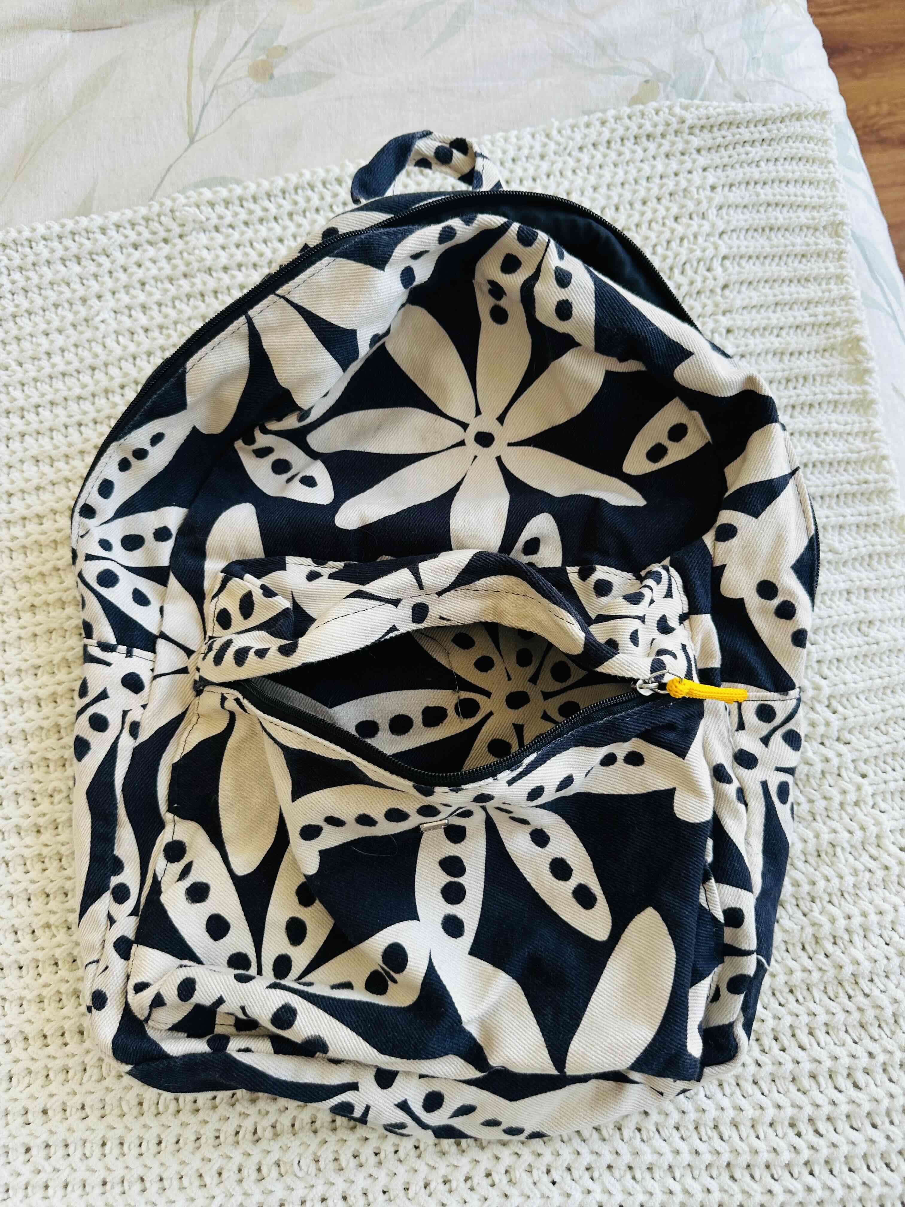 Mochila estampada en negro y blanco - miniatura 3