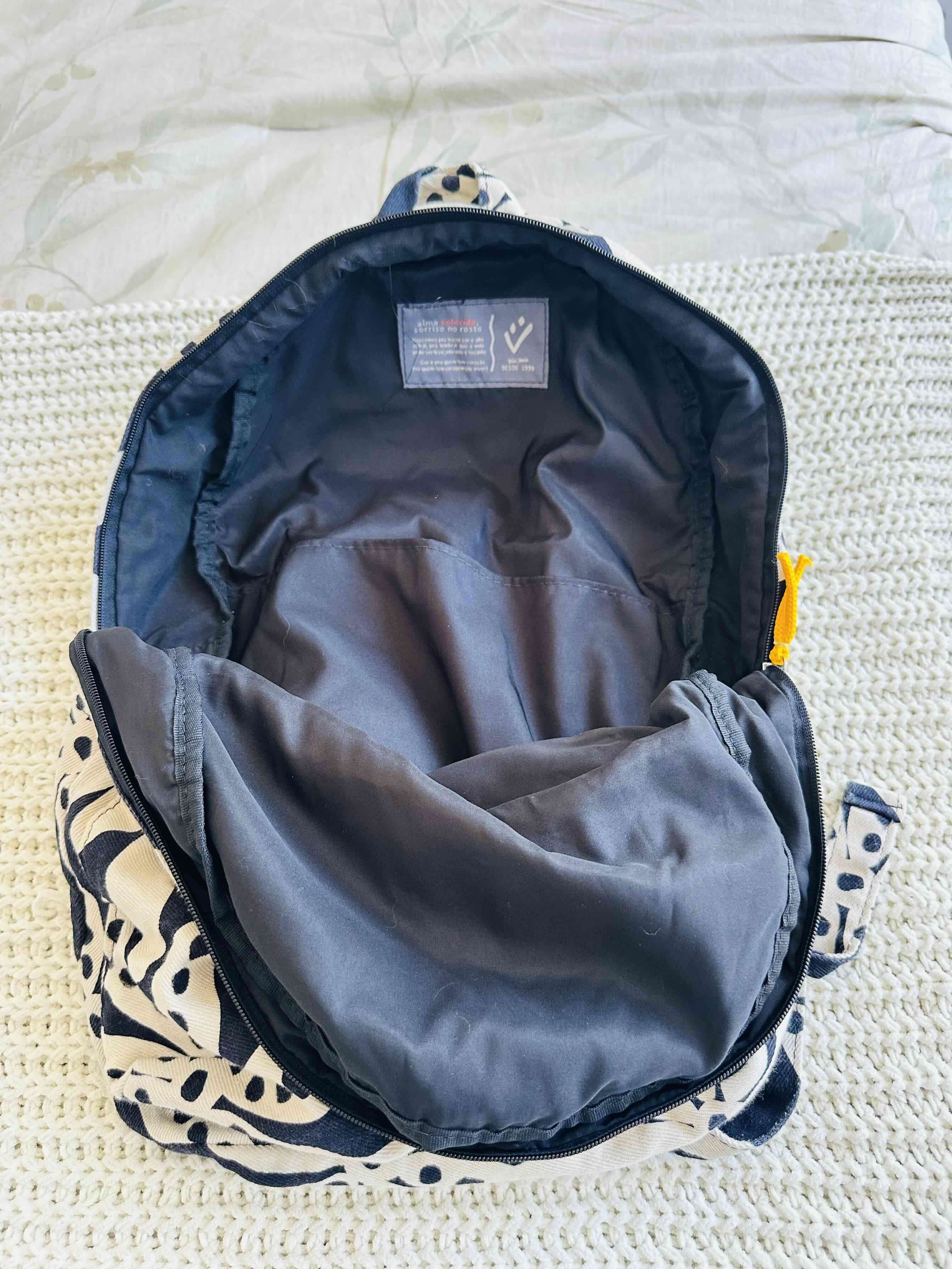 Mochila estampada en negro y blanco - miniatura 5