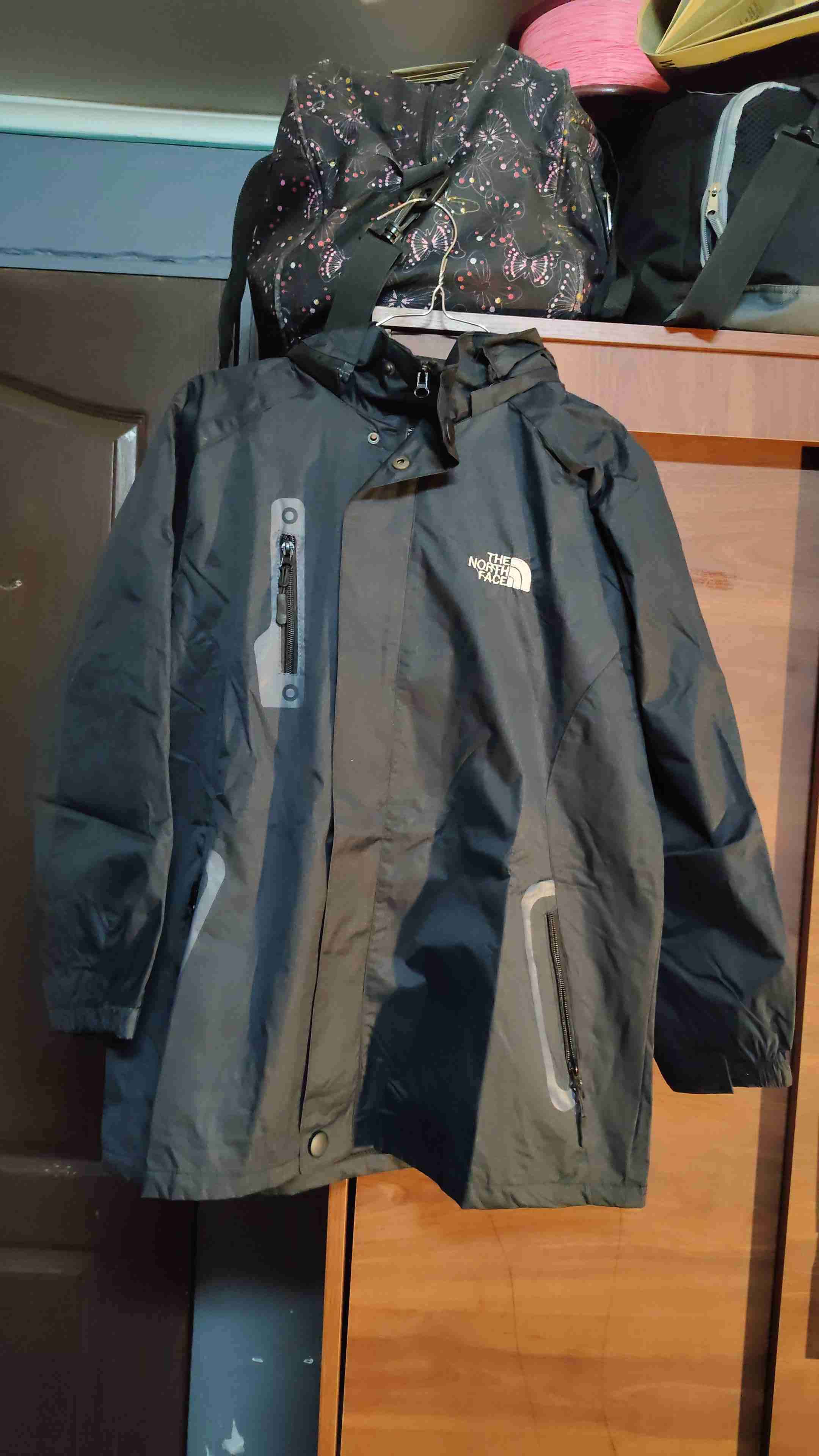 Chaqueta impermeable negra - miniatura 1