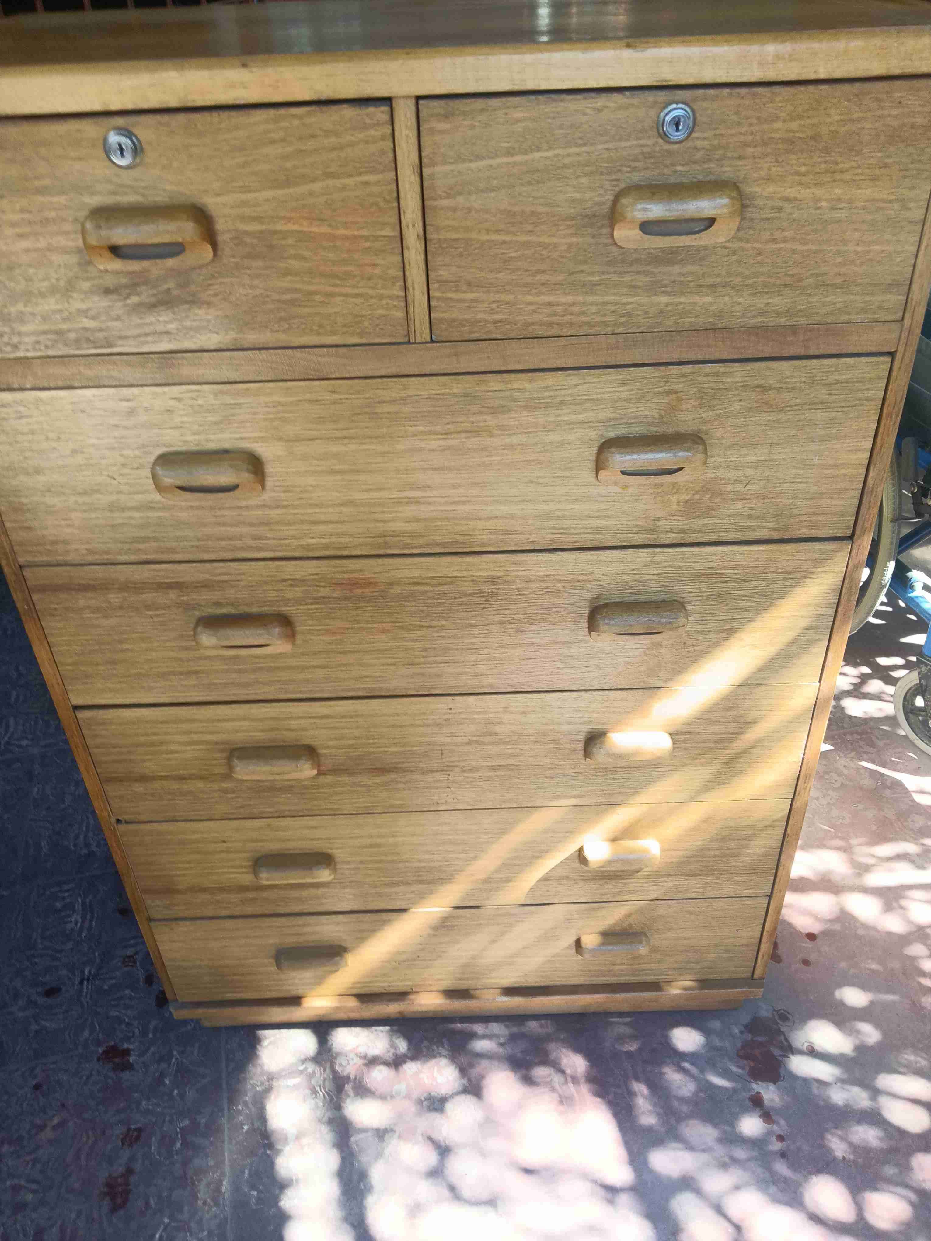 Cómoda de madera con cajones