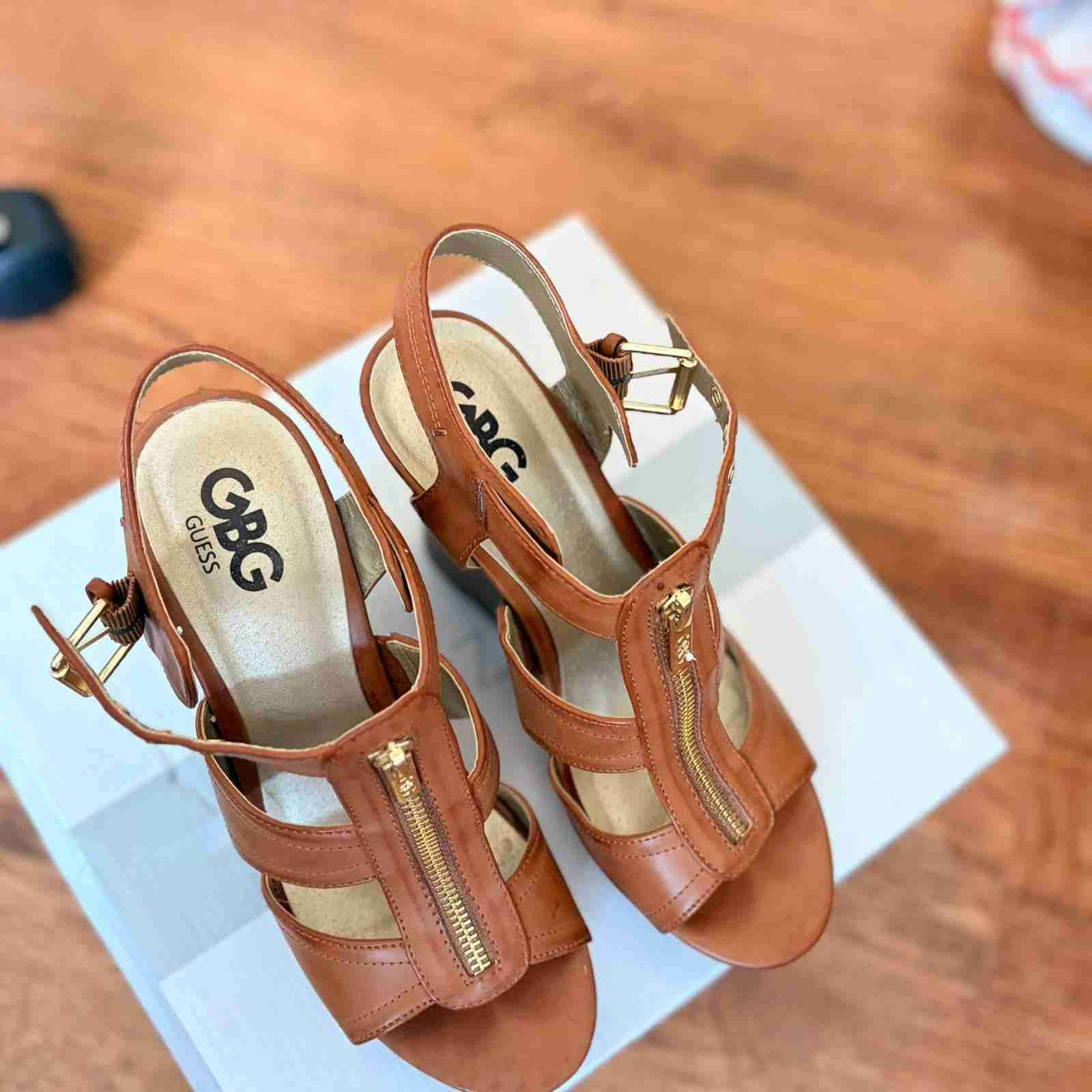 Sandalias de cuero camel con cierre - miniatura 3