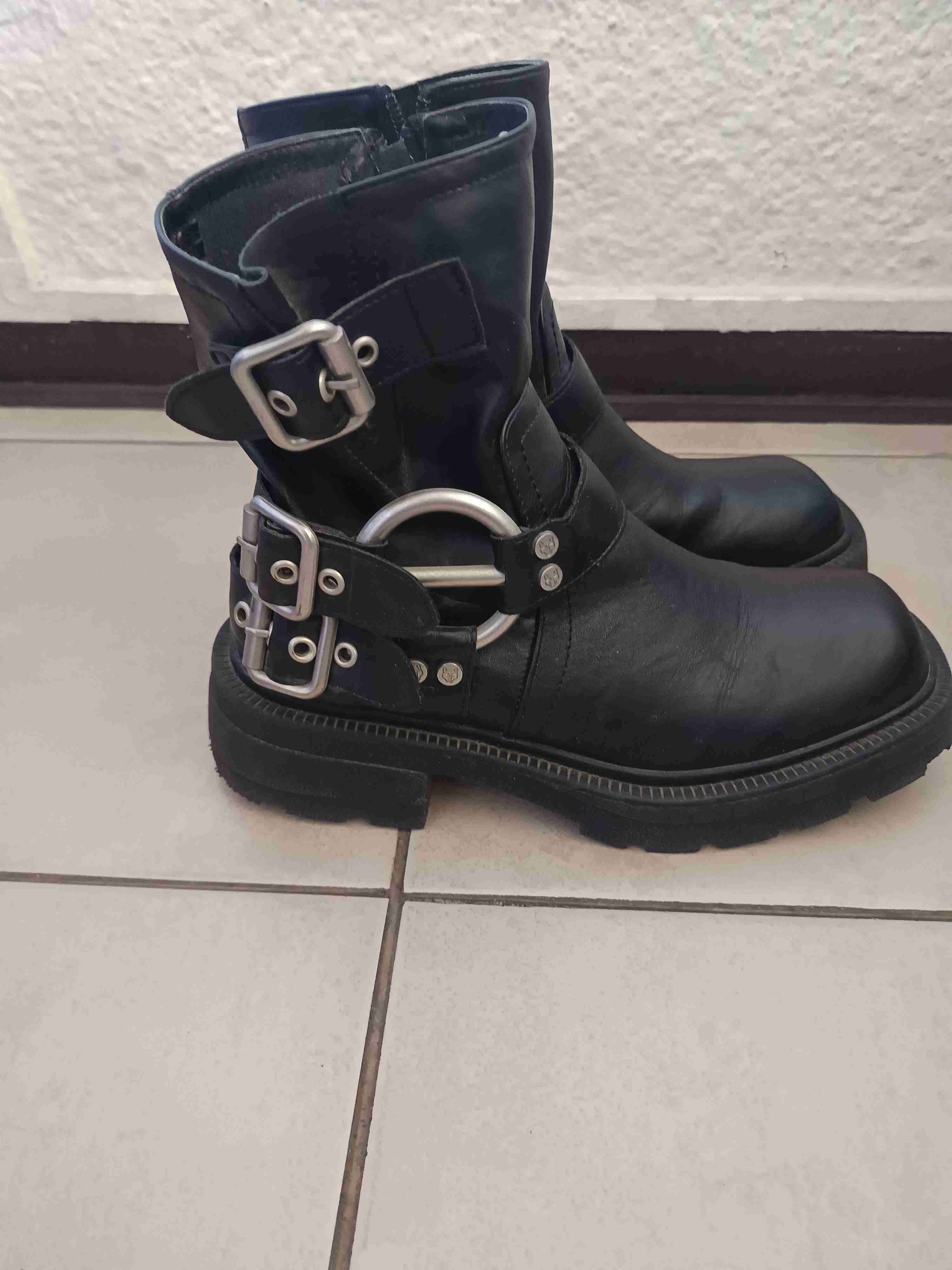 Botas negras con hebillas - miniatura 2