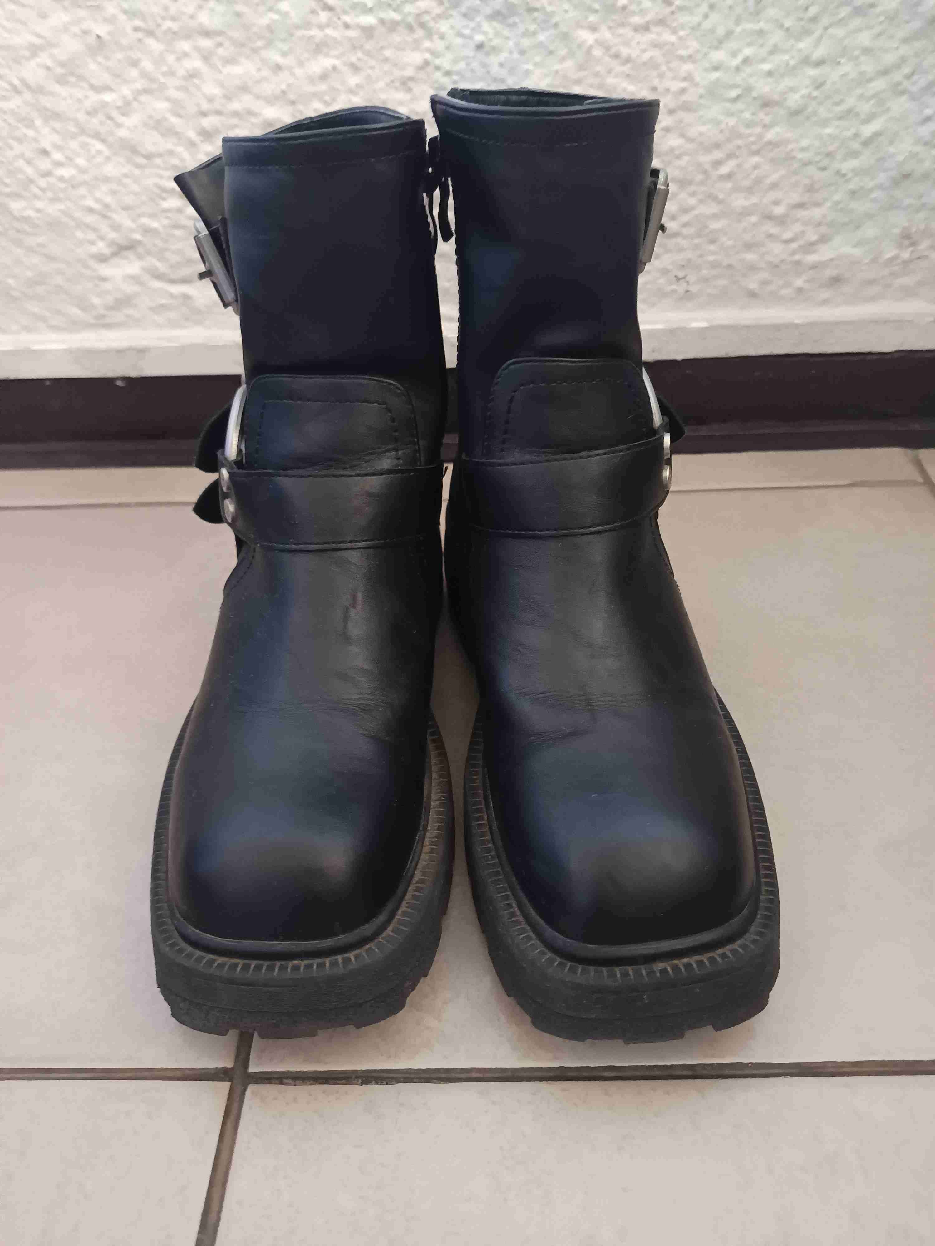 Botas negras con hebillas - miniatura 3