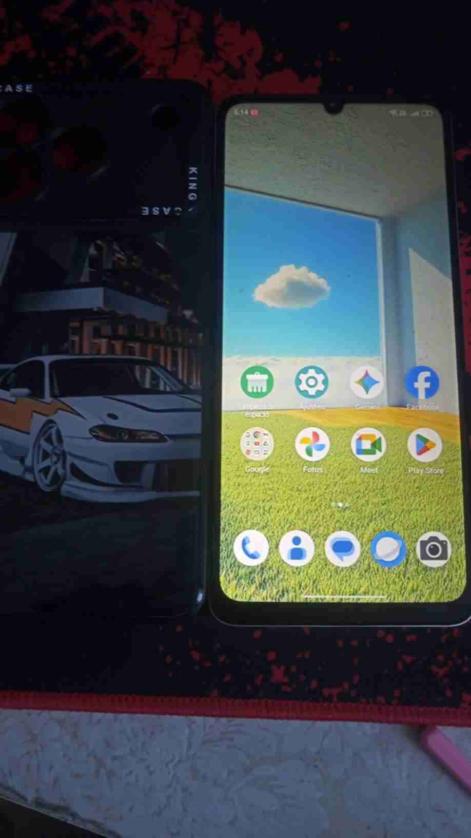 Celular Android con funda - miniatura 1