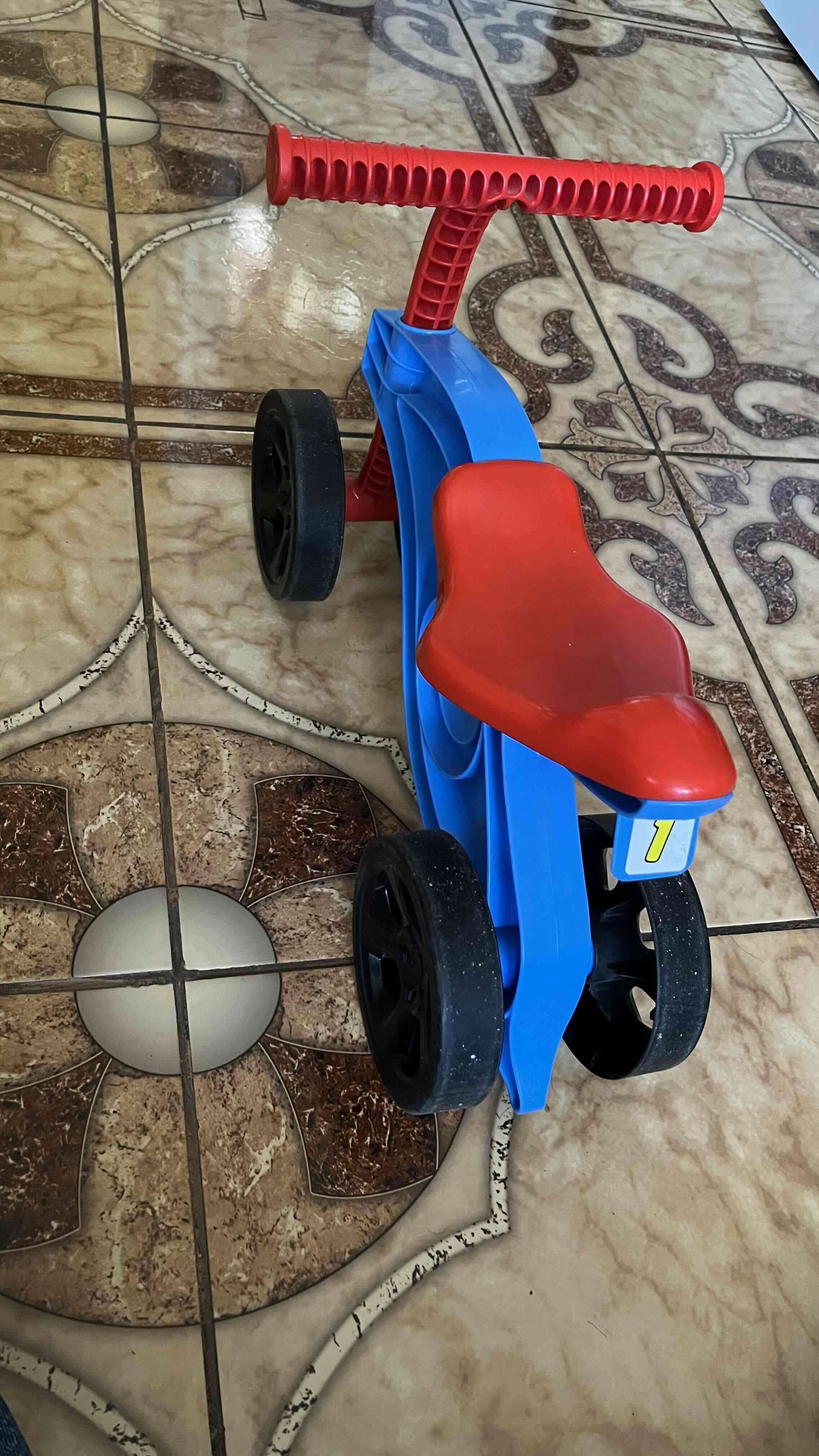 Triciclo infantil rojo y azul - miniatura 3