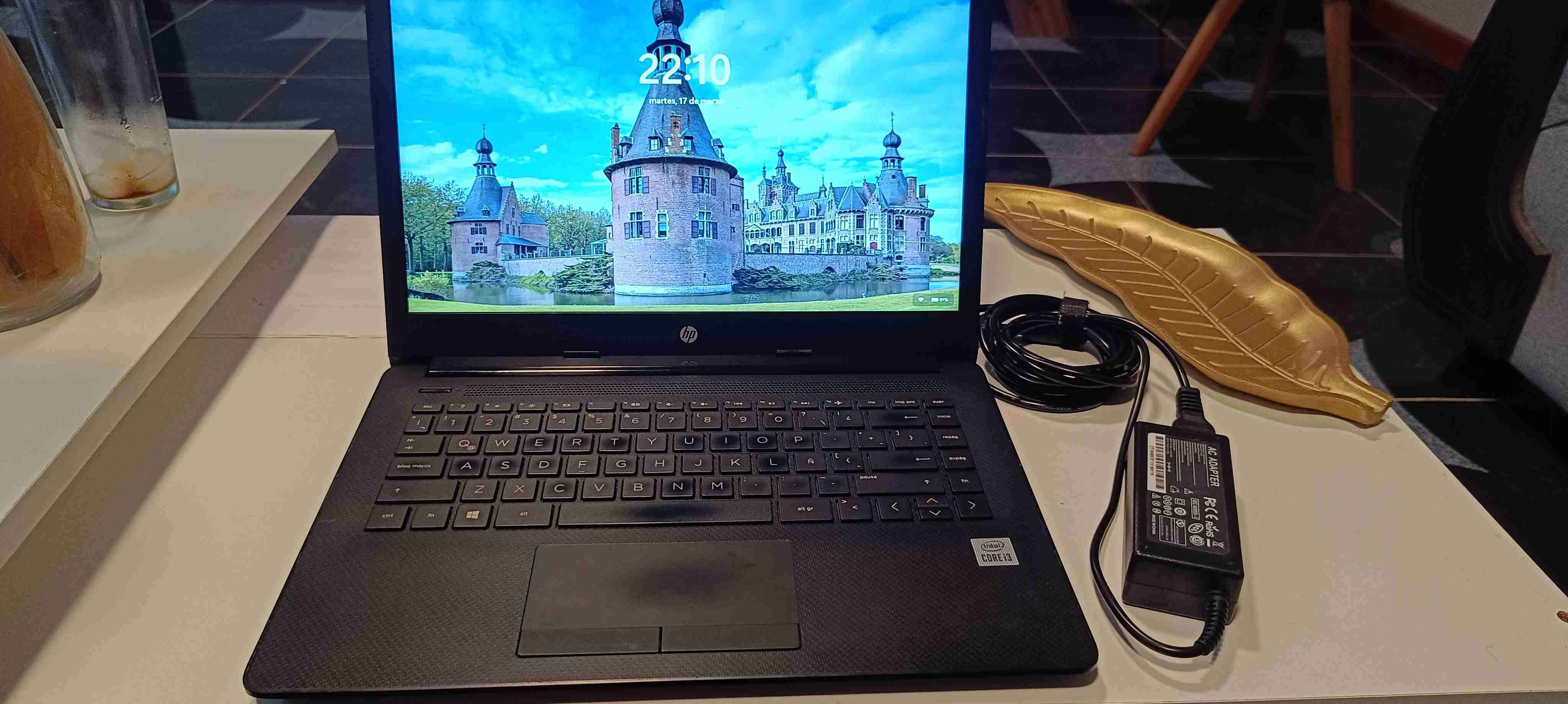 Laptop HP en buen estado - miniatura 2