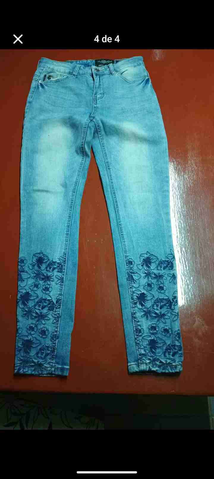 Jeans azul con desgaste - miniatura 2