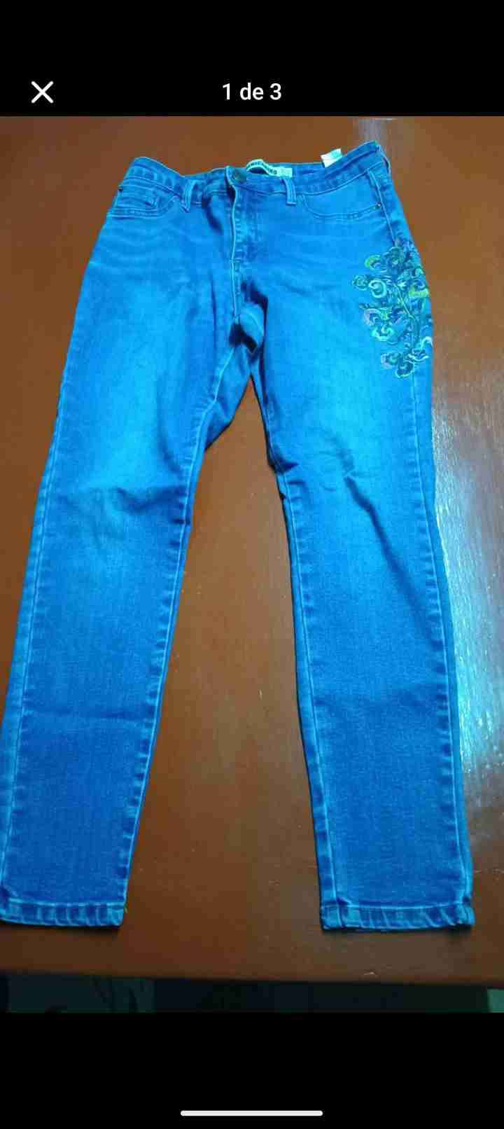 Jeans azul con desgaste - miniatura 3