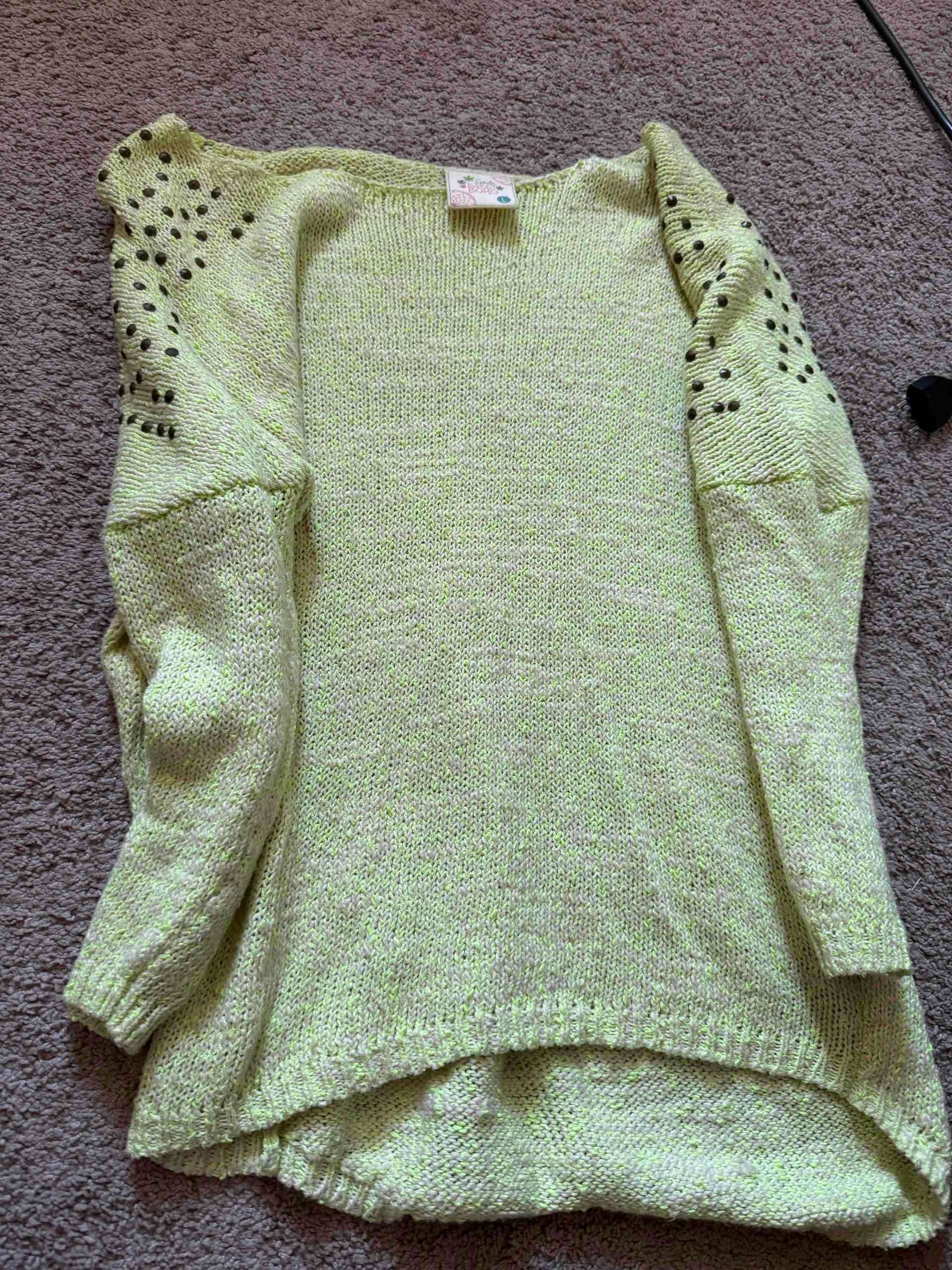 Suéter verde con tachas