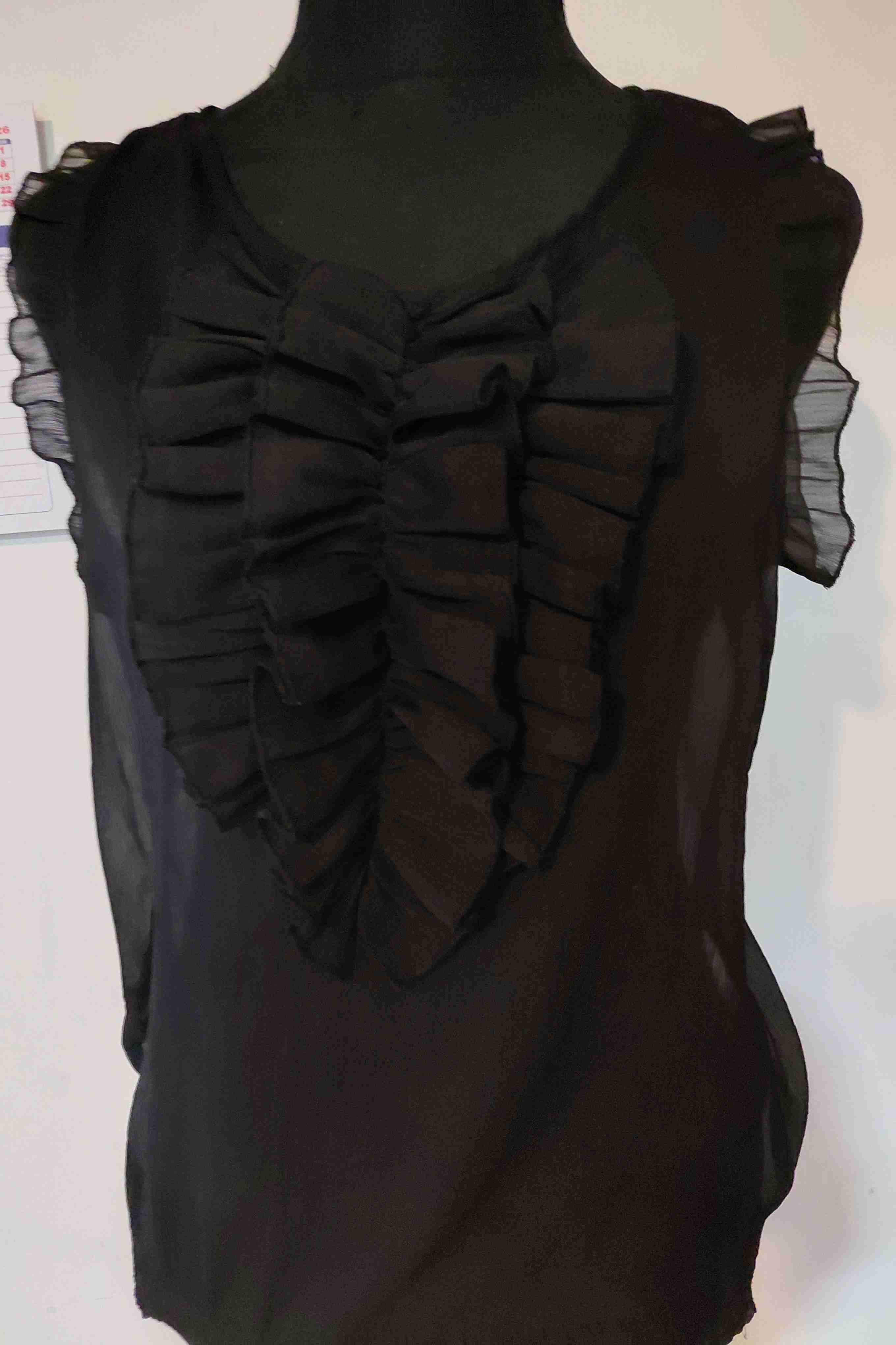 Blusa negra con volantes - 1
