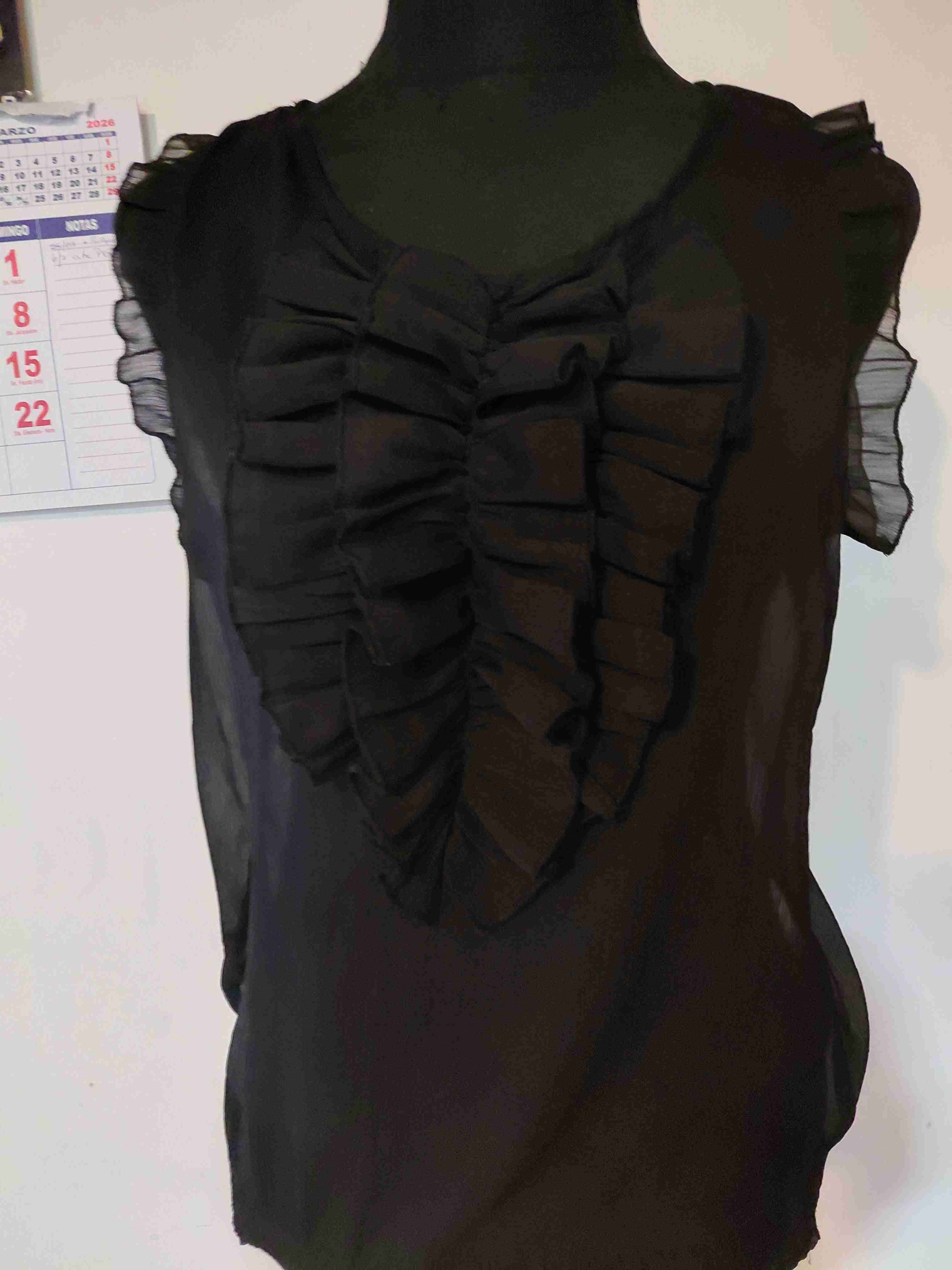 Blusa negra con volantes - 3