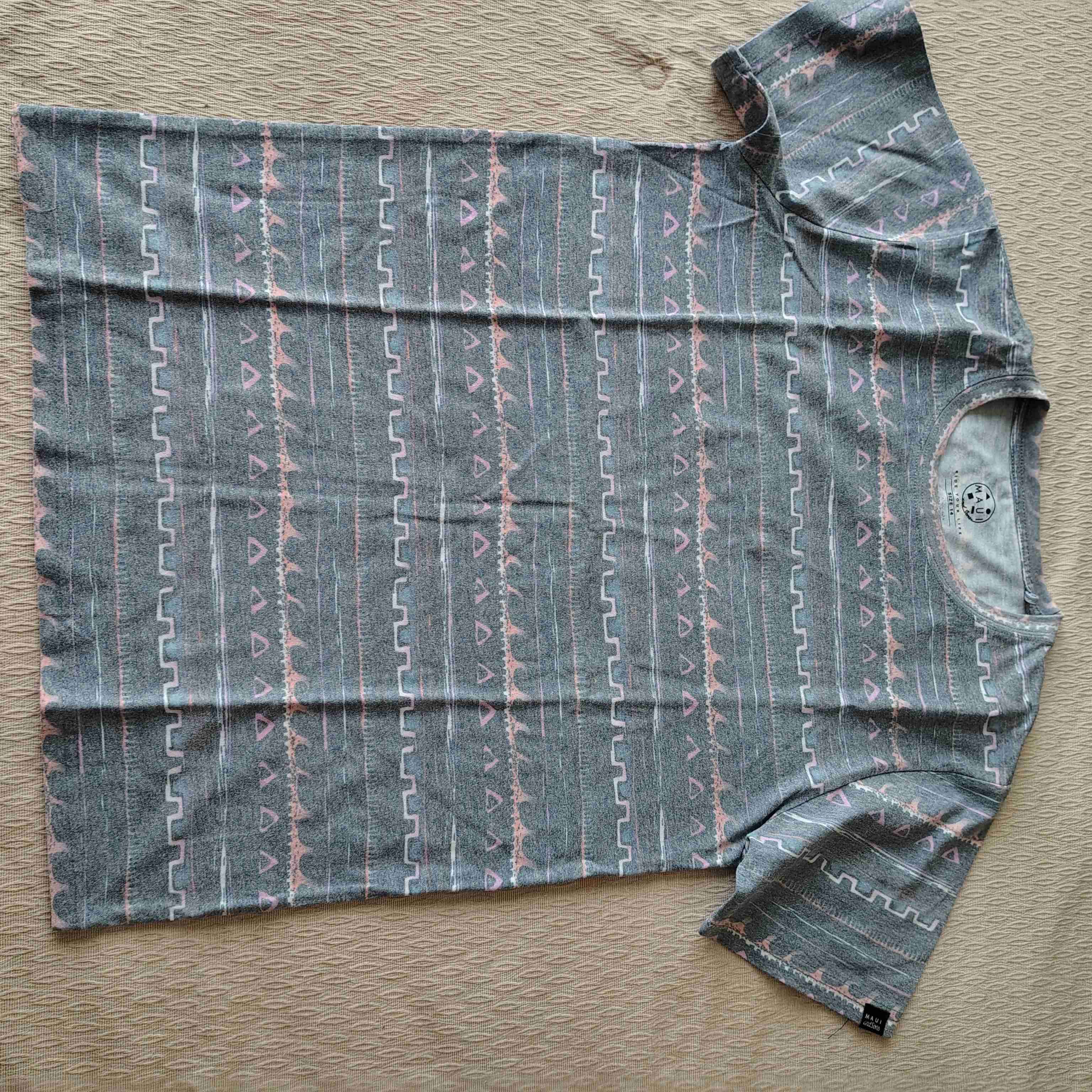 Polera gris con diseño geométrico - 1