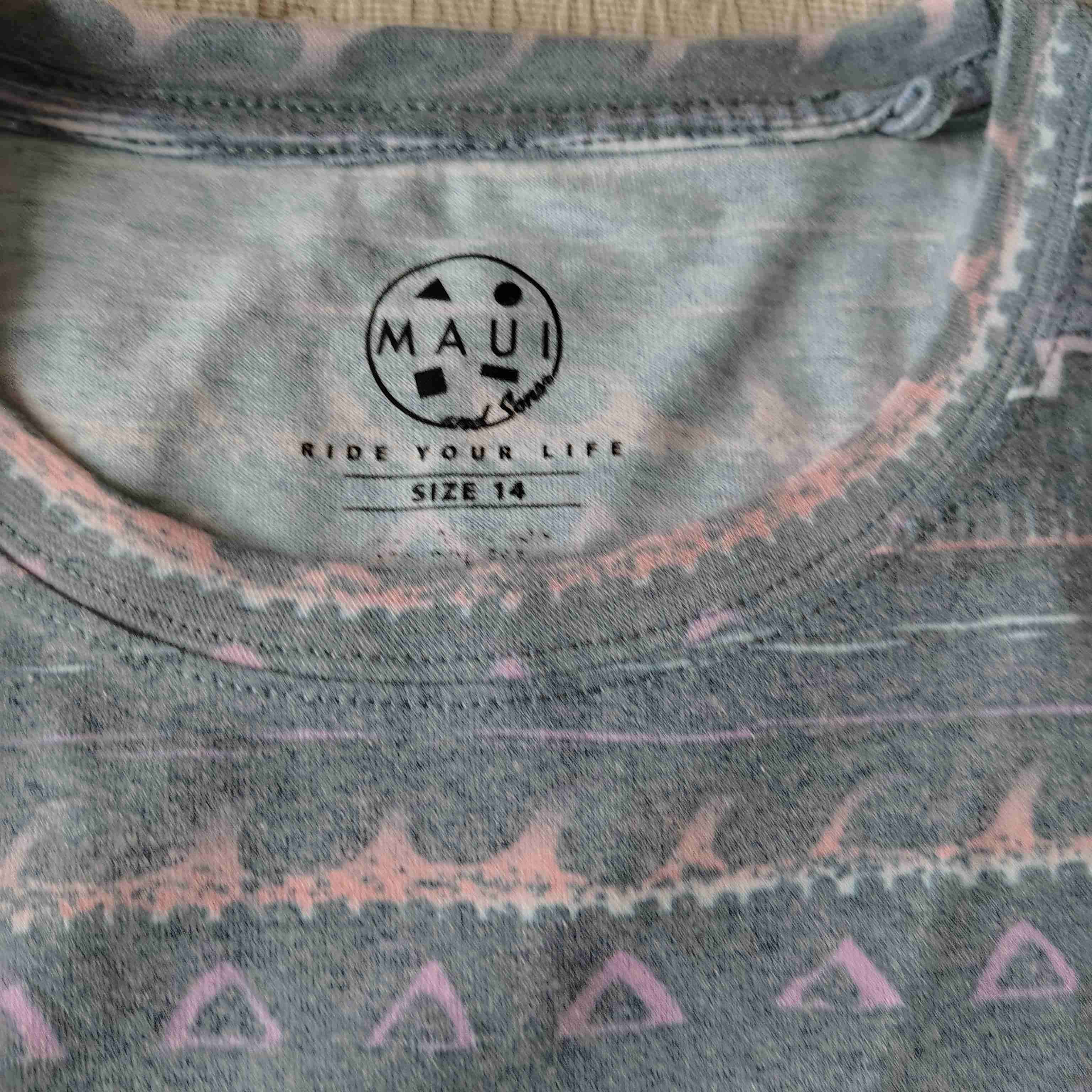 Polera gris con diseño geométrico - 2