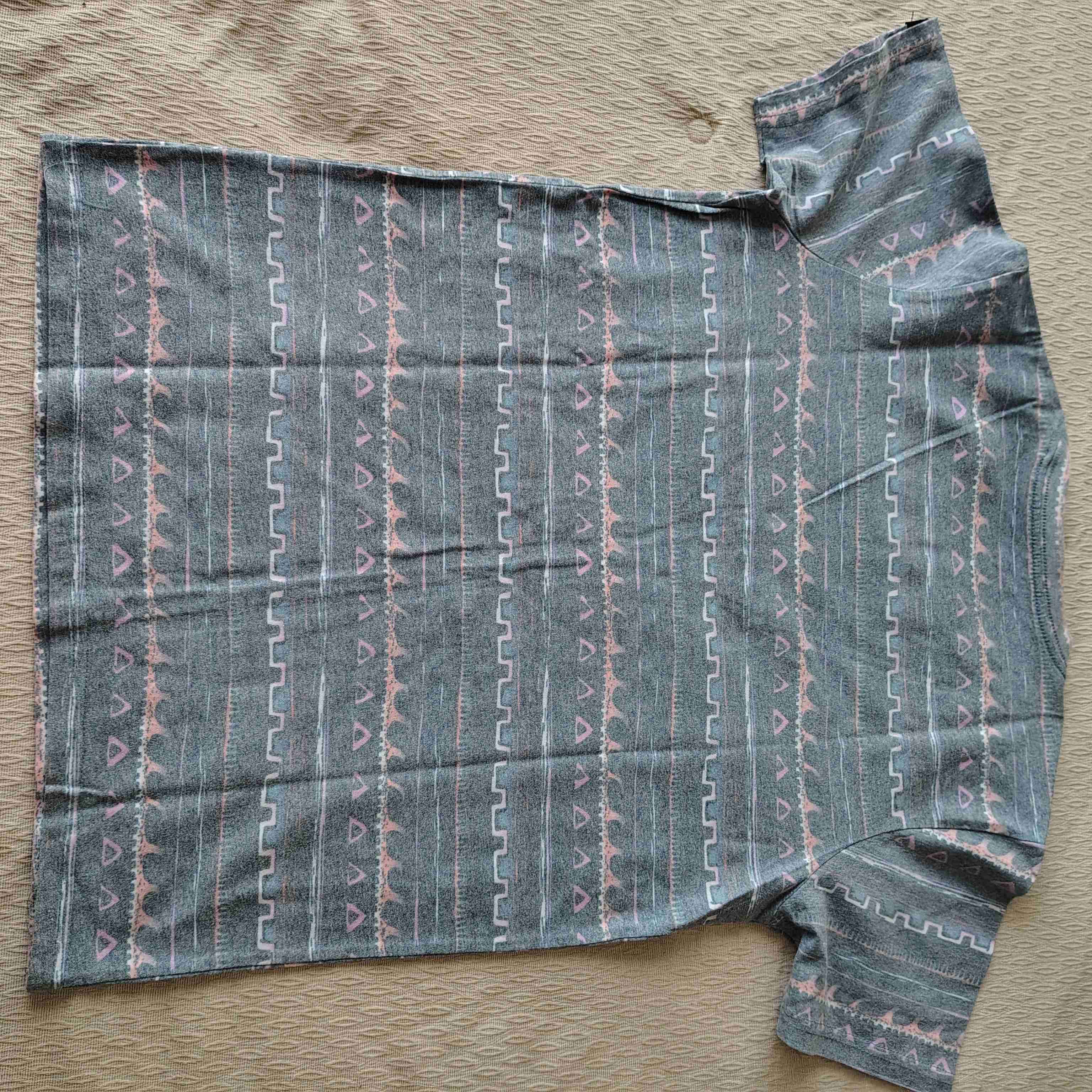 Polera gris con diseño geométrico - 3