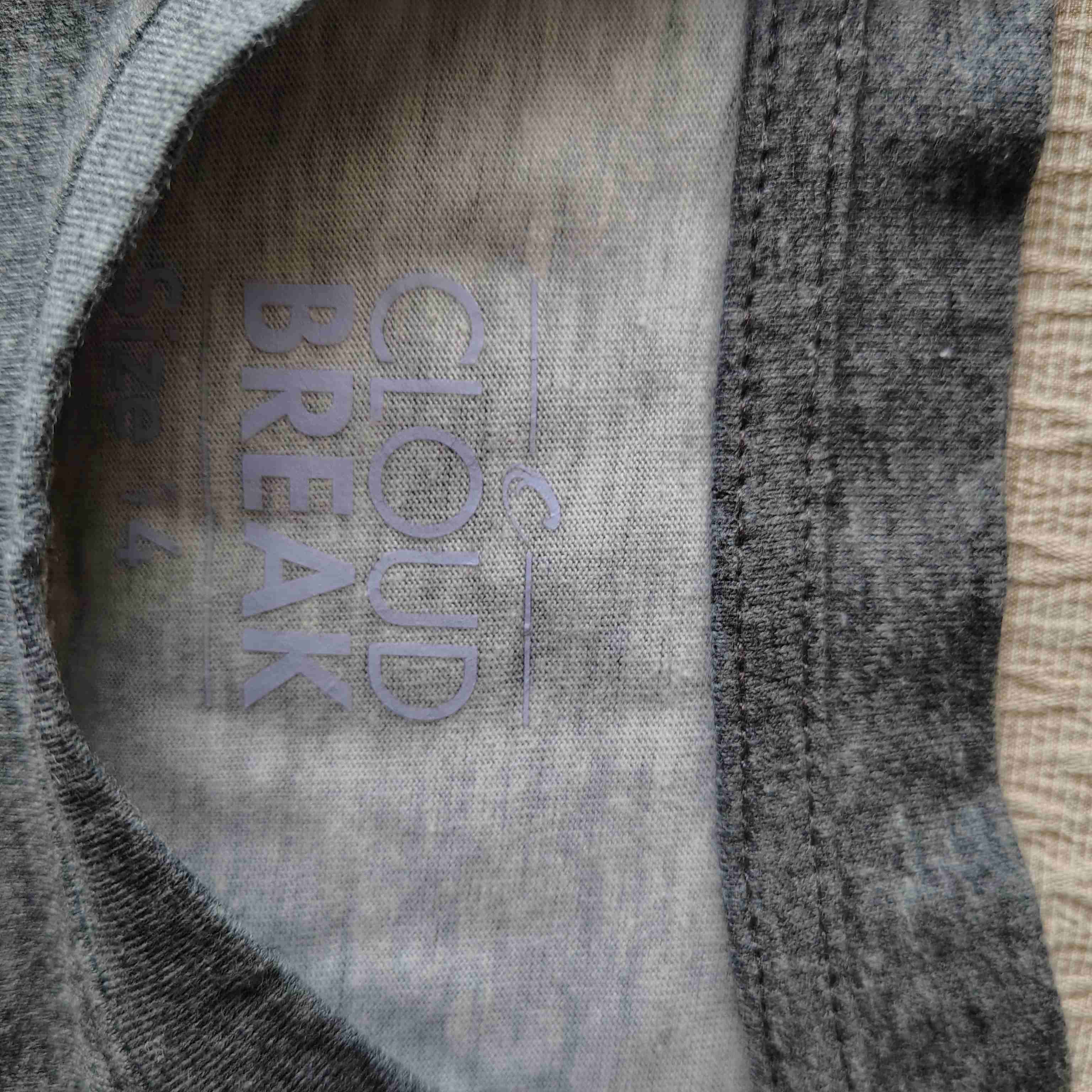 Polera gris estampada - 2