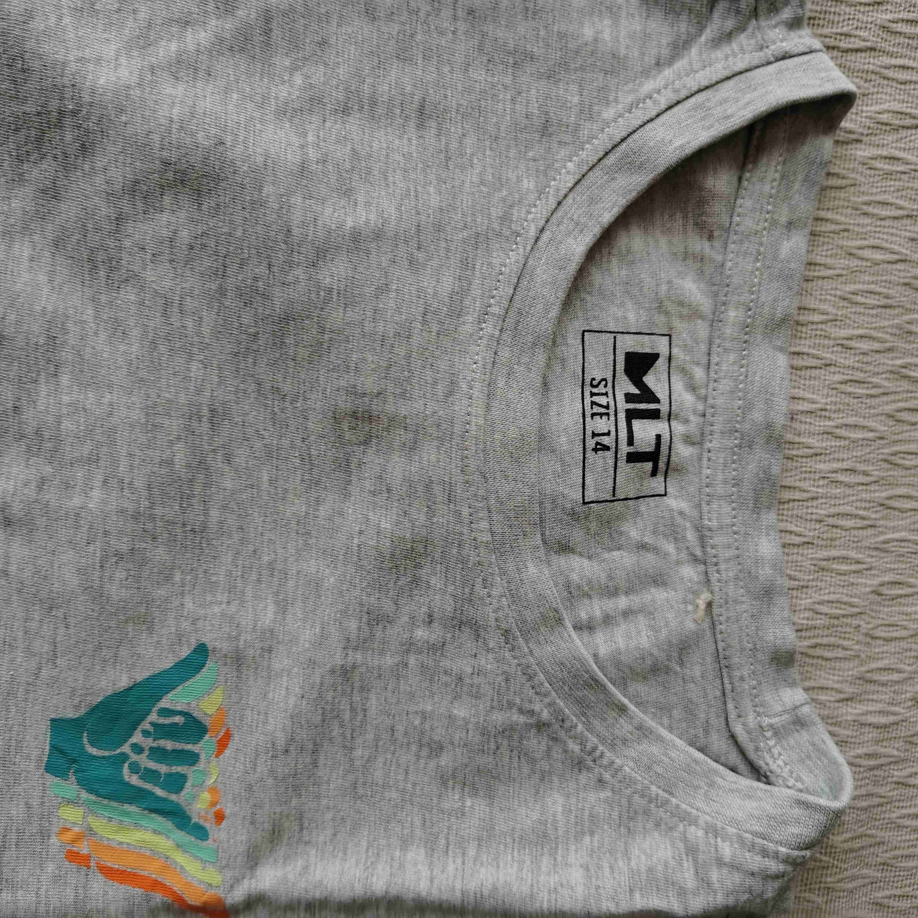 Polera gris con estampado - miniatura 2