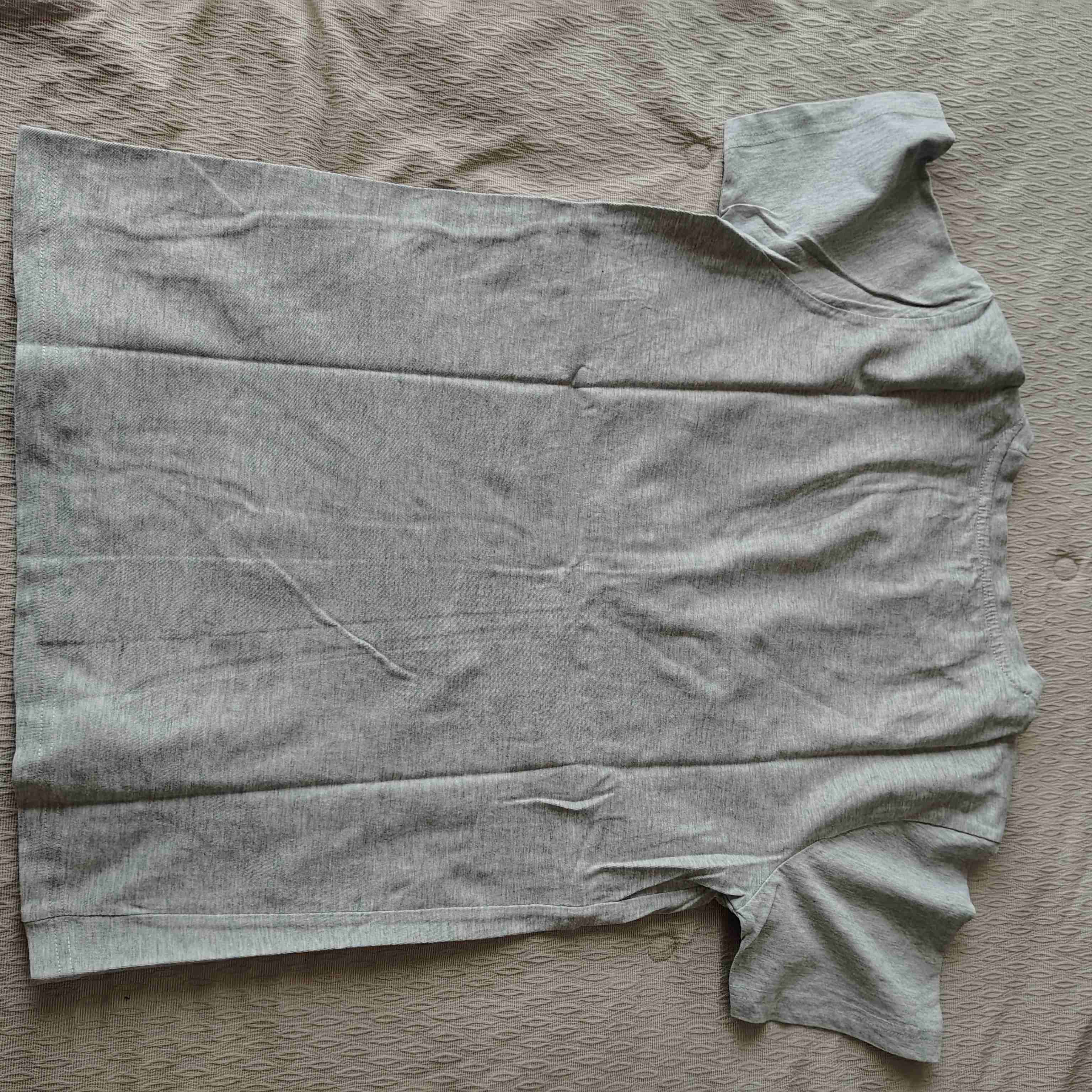 Polera gris con estampado - miniatura 3