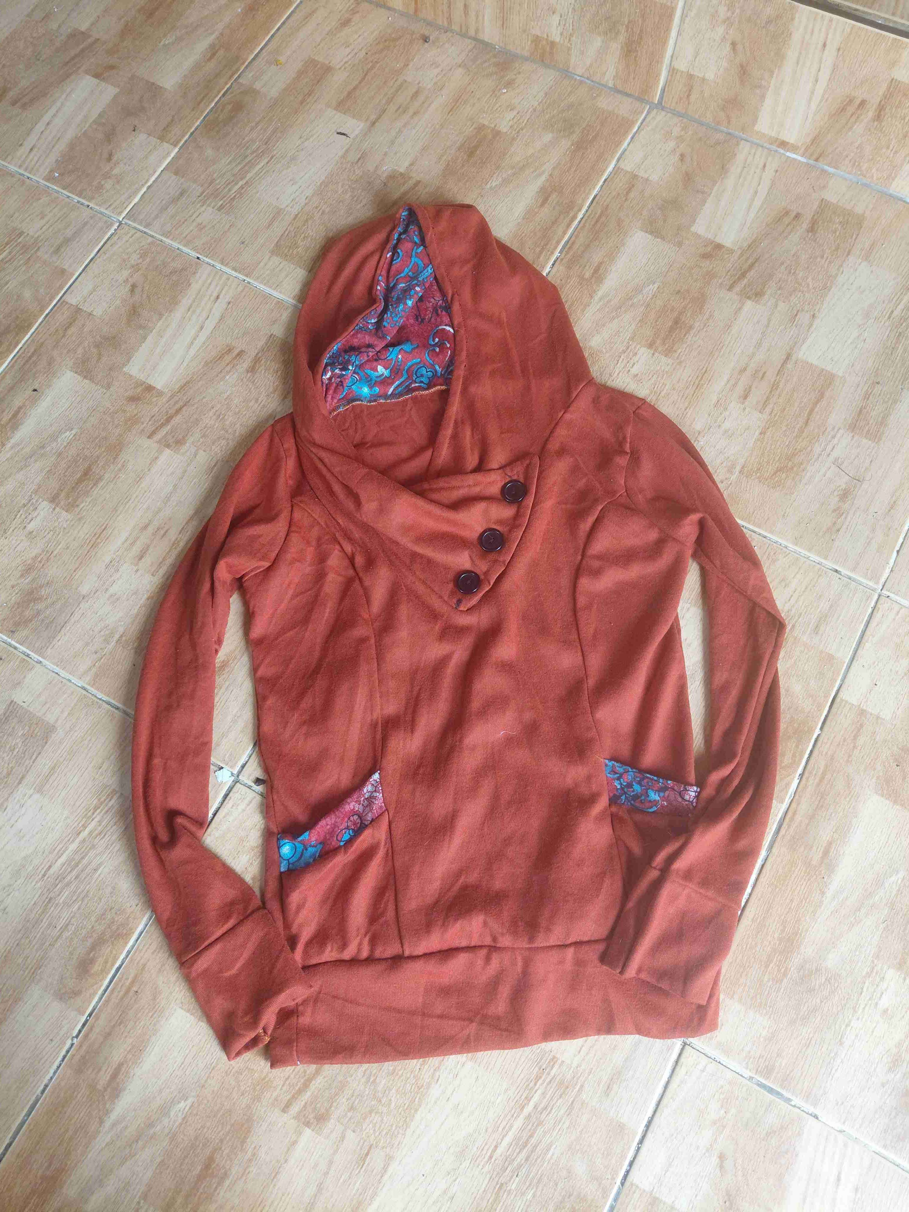 Polerón anaranjado con capucha - 1