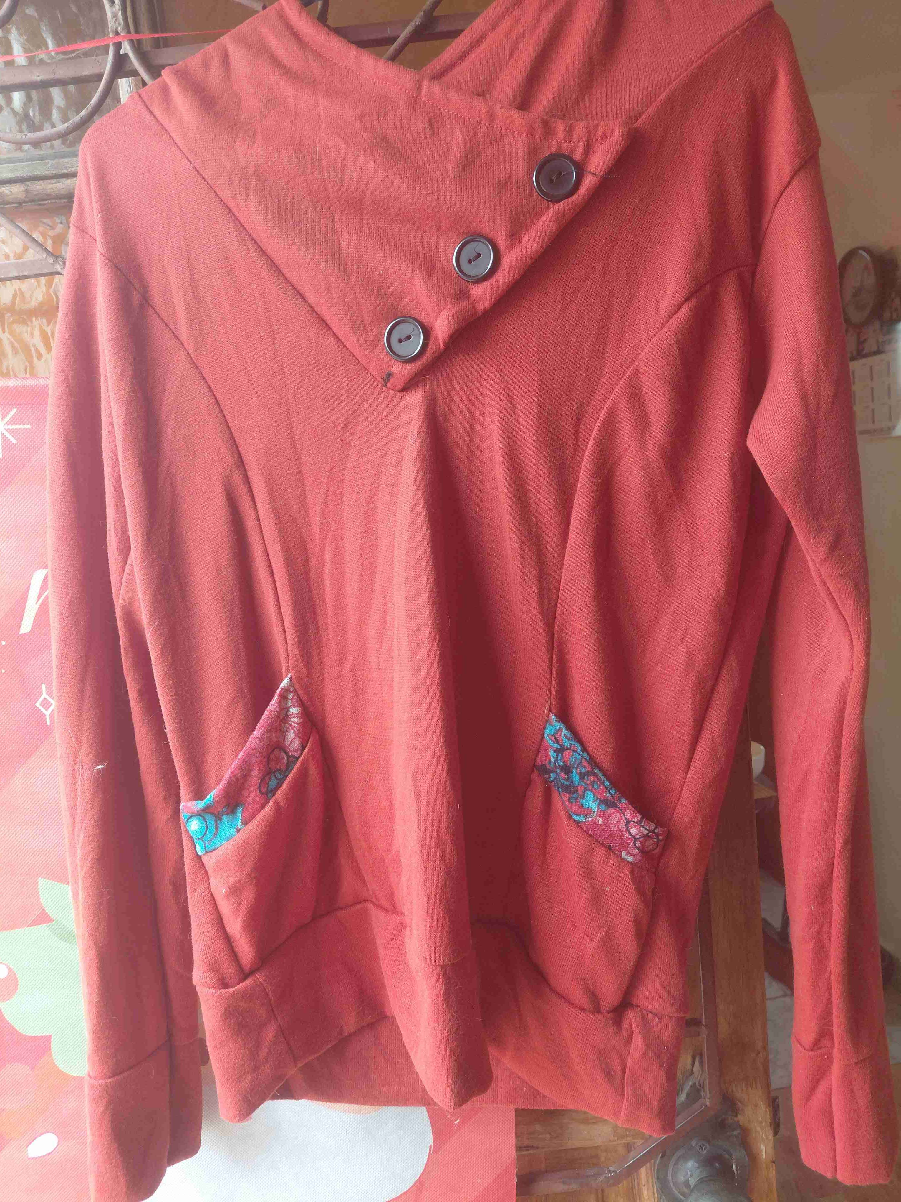 Polerón anaranjado con capucha - 3