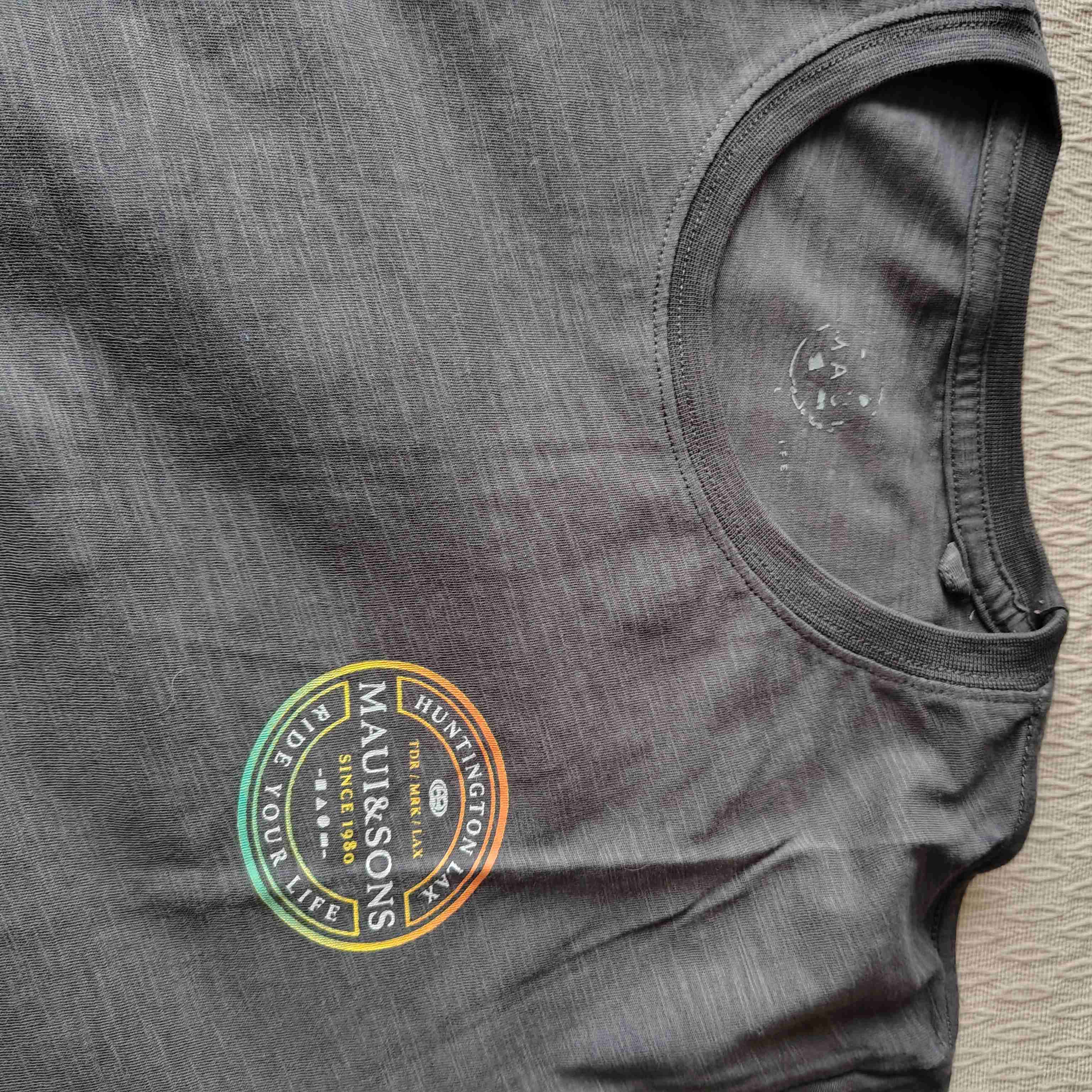 Polera gris con logo estampado - miniatura 2