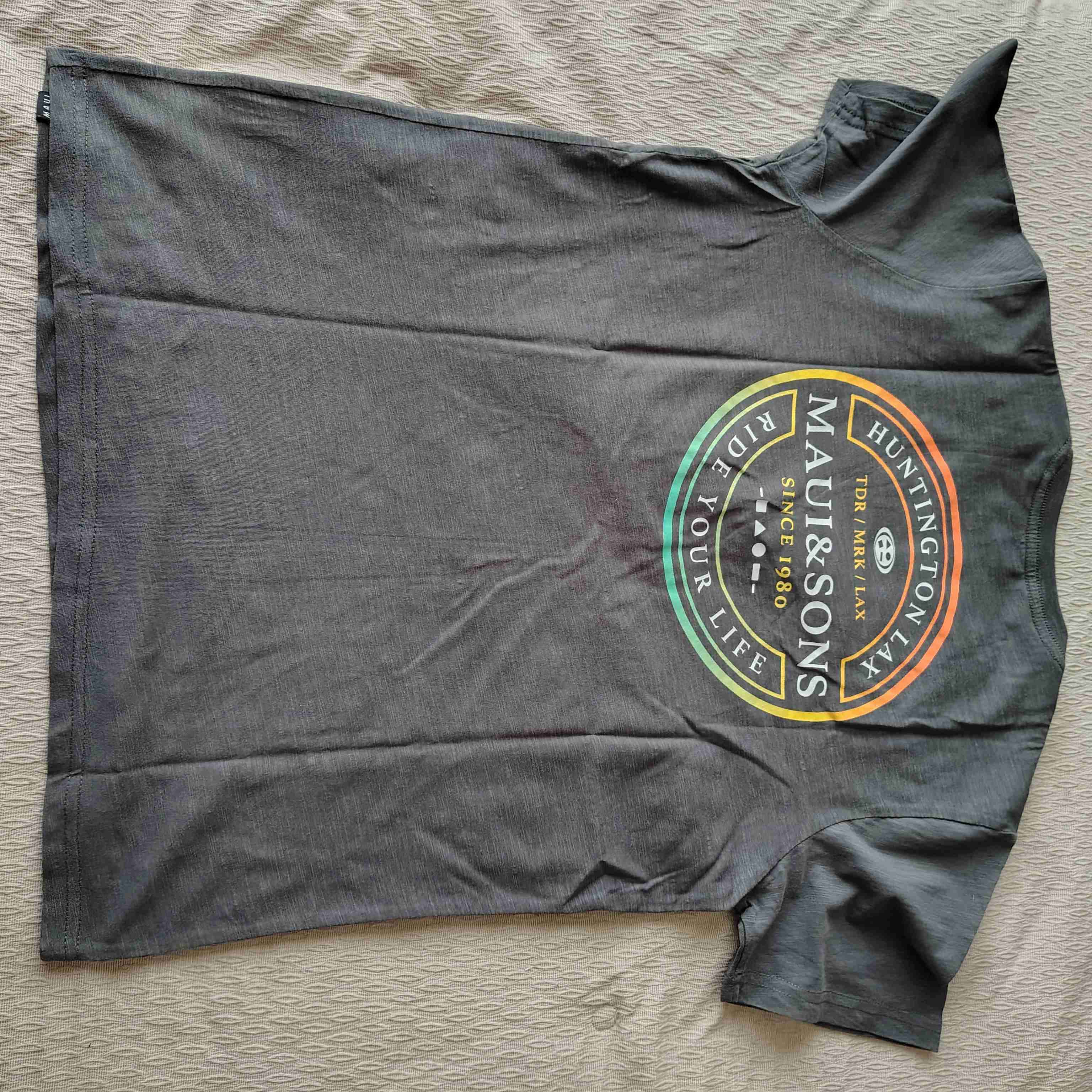 Polera gris con logo estampado - miniatura 3