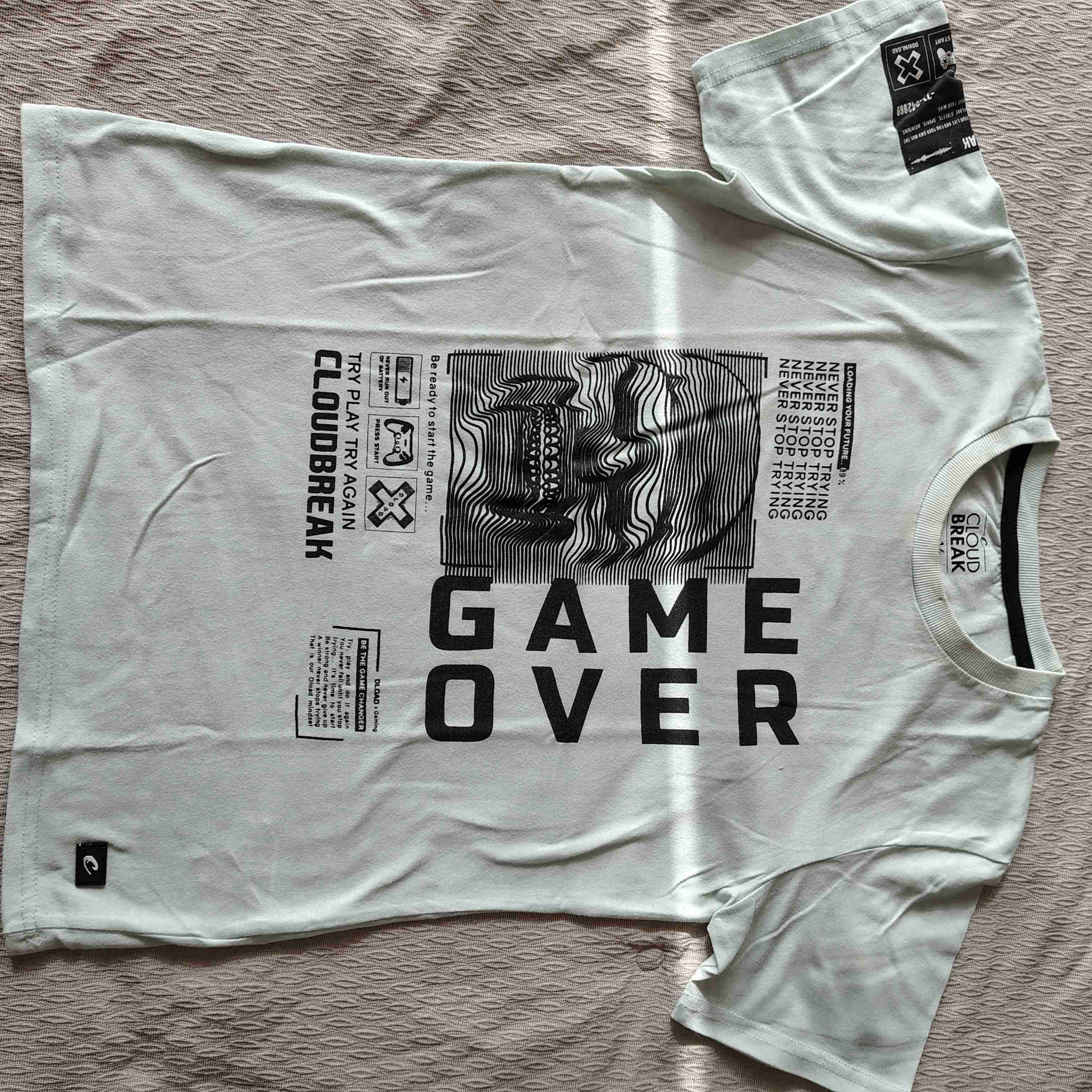 Polera verde con estampado 'Game Over' - 1