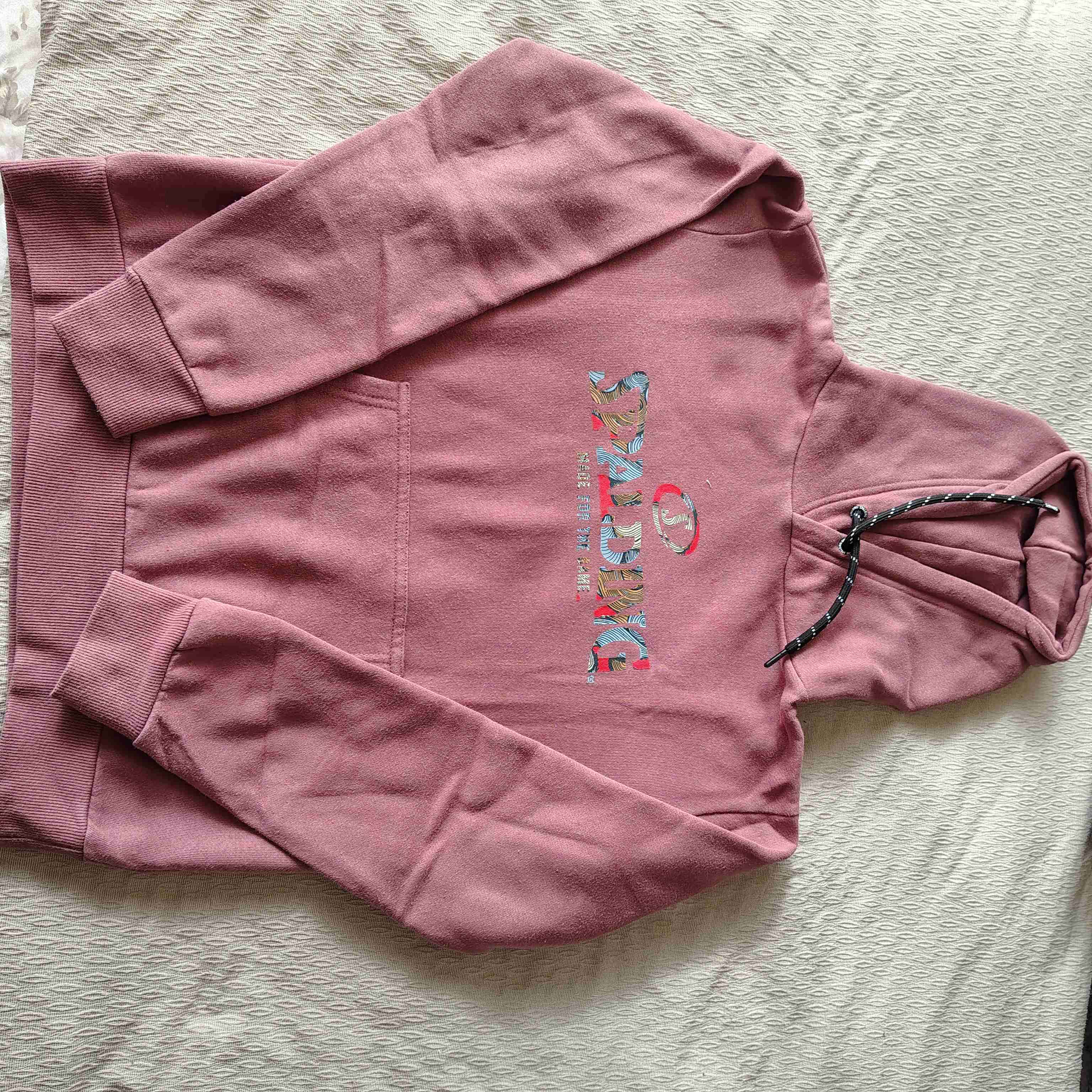 Polerón rosa con capucha y estampado - 1