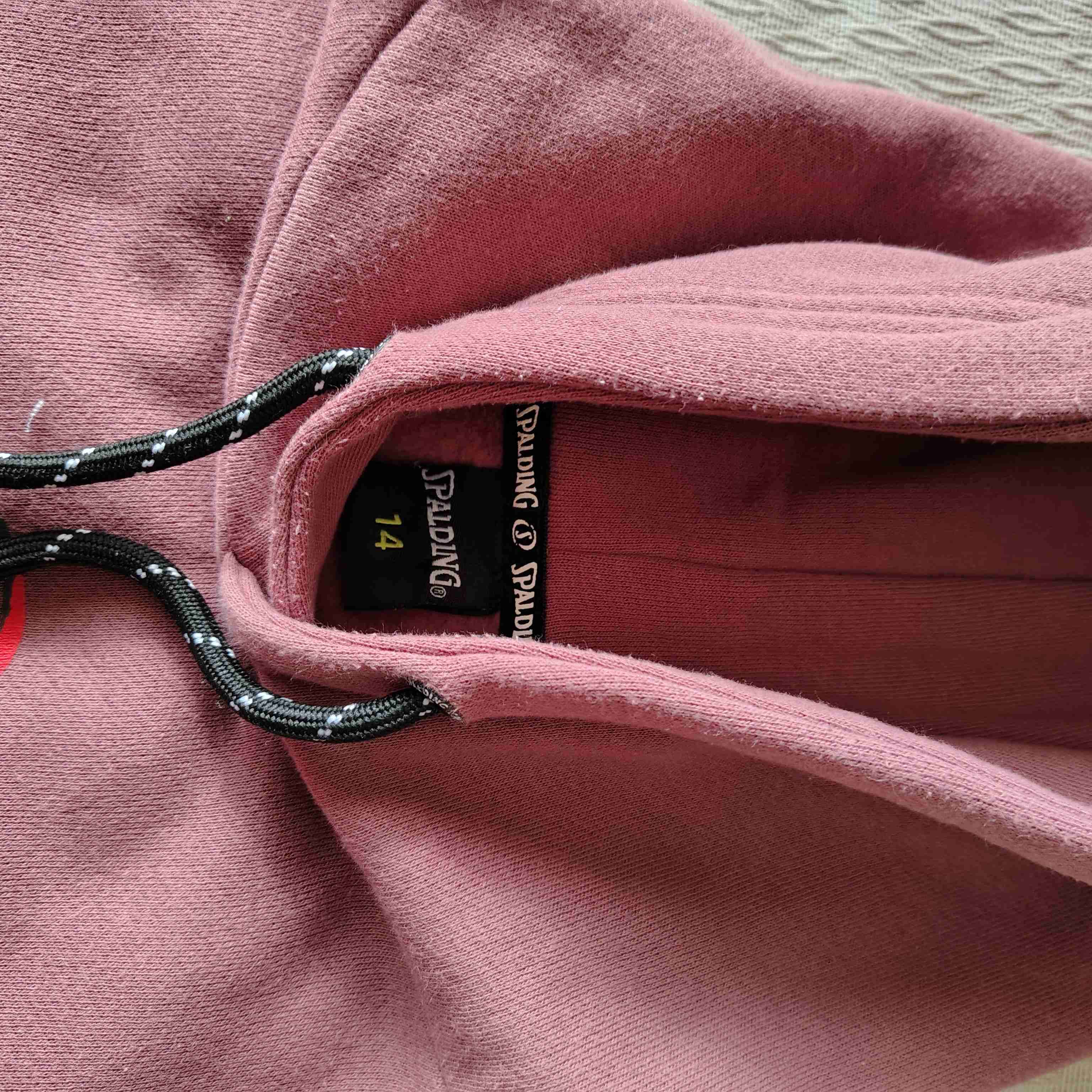 Polerón rosa con capucha y estampado - 2