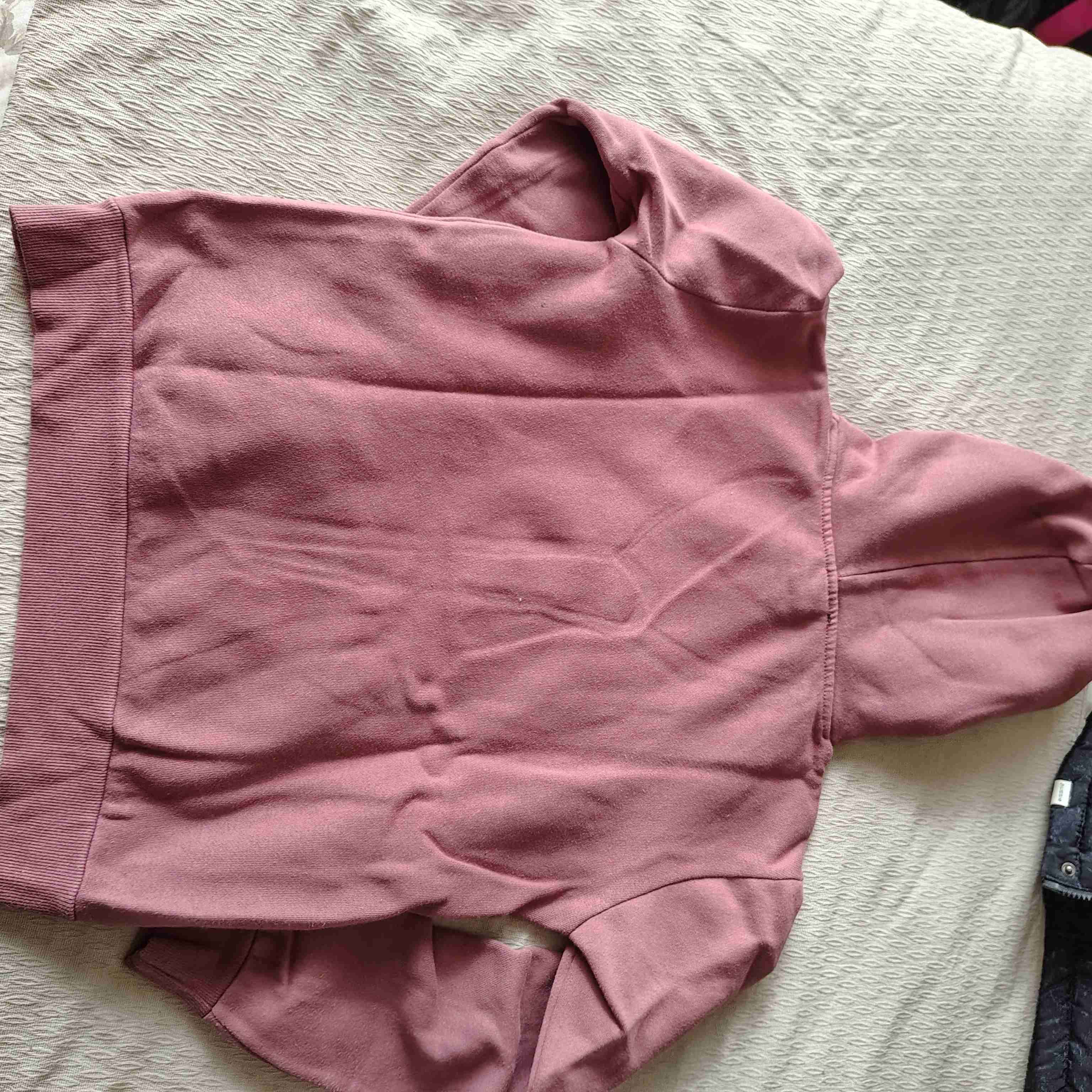 Polerón rosa con capucha y estampado - 3