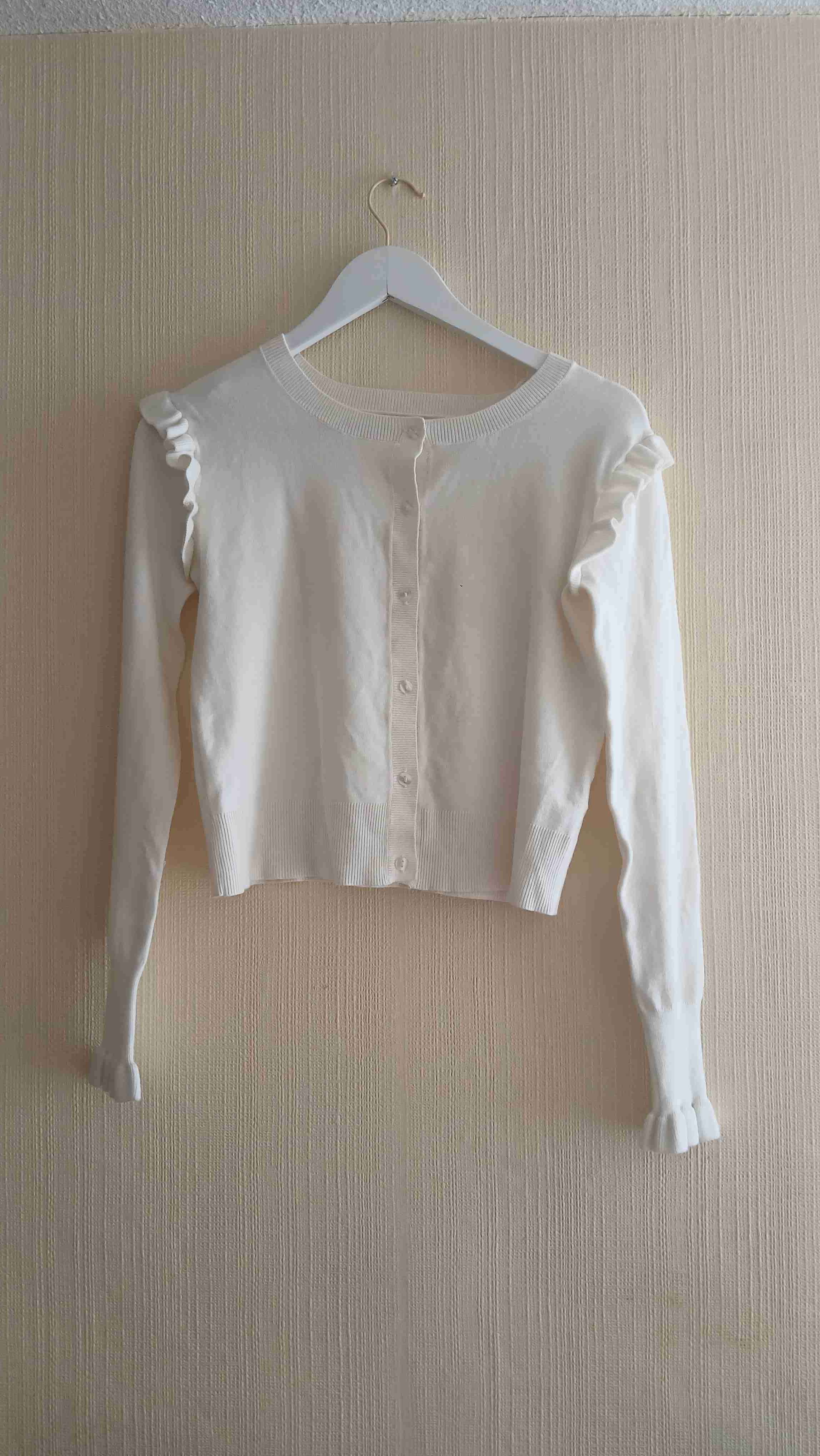 Cardigan blanco con volantes